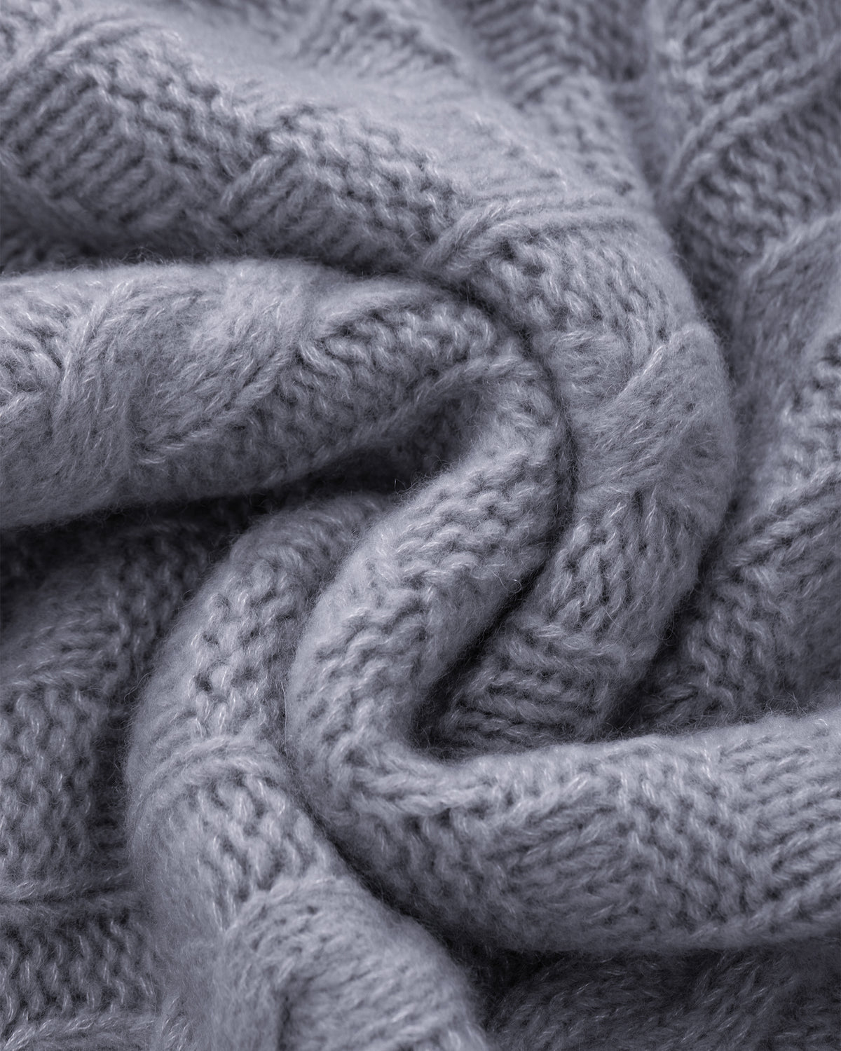 Damen Pullover aus 75 % Kaschmir und 25 % Seide in Blue Mirage – grob gestrickter Pullover mit Zopf- und Schachbrettmuster in oversized Passform, hohem Stehkragen in Rippstruktur, überschnittener Schulter sowie langen, relaxten Ärmeln. Ärmelbündchen und Saum sind in Rippstruktur gearbeitet und unterstreichen den markanten Strickcharakter des Modells.Damen Pullover aus 75 % Kaschmir und 25 % Seide in Blue Mirage – grob gestrickter Pullover mit Zopf- und Schachbrettmuster in oversized Passform, hohem Stehkrag