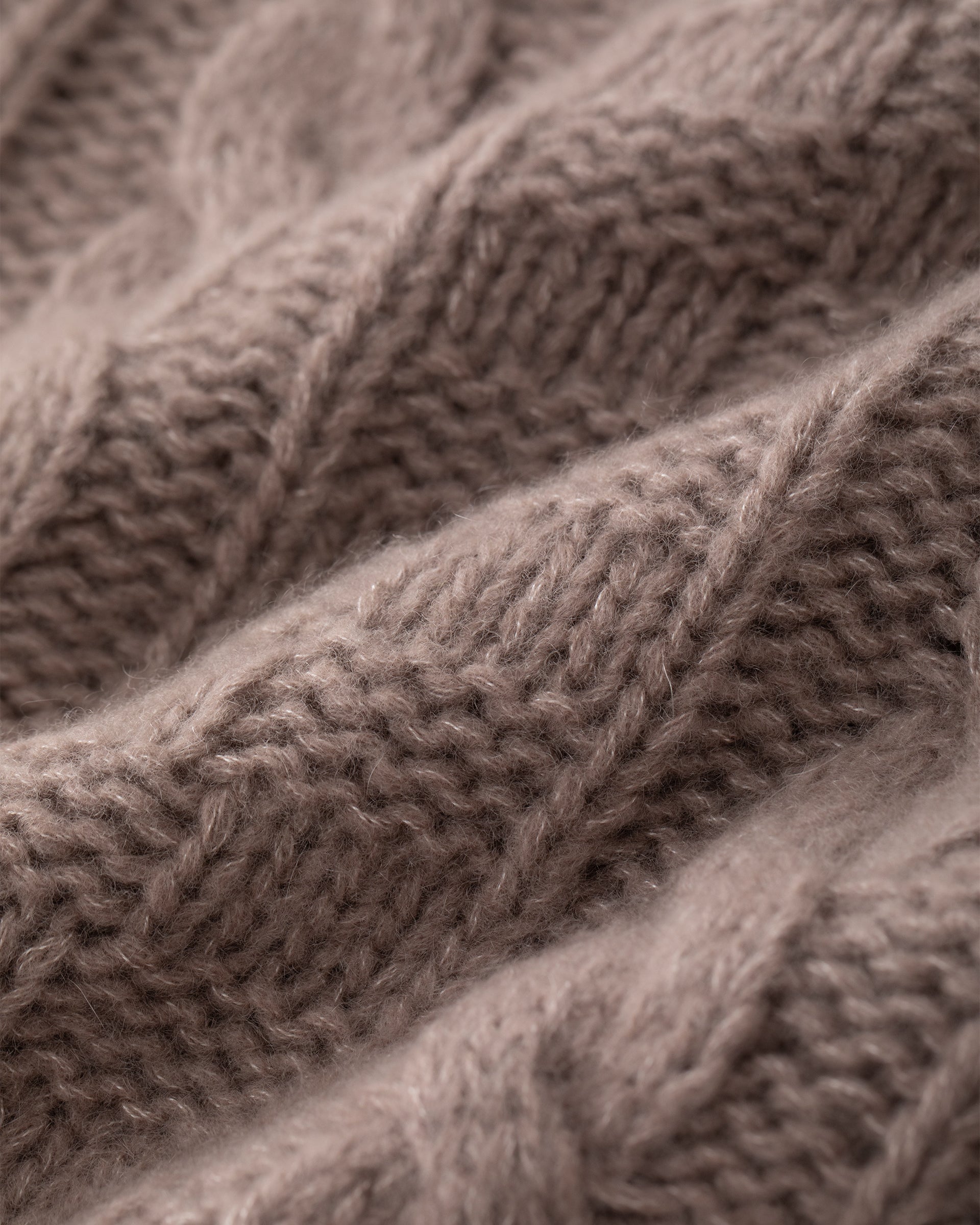 Damen Pullover aus 75 % Kaschmir und 25 % Seide in Natural Twine – grob gestrickter Pullover mit Zopf- und Schachbrettmuster in oversized Passform, hohem Stehkragen in Rippstruktur, überschnittener Schulter sowie langen, relaxten Ärmeln. Ärmelbündchen und Saum sind in Rippstruktur gearbeitet und unterstreichen den markanten Strickcharakter des Modells.