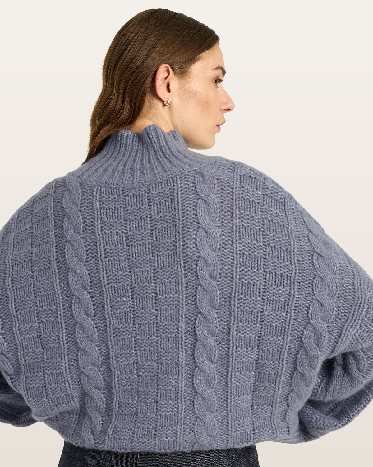 Damen Pullover aus 75 % Kaschmir und 25 % Seide in Blue Mirage – grob gestrickter Pullover mit Zopf- und Schachbrettmuster in oversized Passform, hohem Stehkragen in Rippstruktur, überschnittener Schulter sowie langen, relaxten Ärmeln. Ärmelbündchen und Saum sind in Rippstruktur gearbeitet und unterstreichen den markanten Strickcharakter des Modells.Damen Pullover aus 75 % Kaschmir und 25 % Seide in Blue Mirage – grob gestrickter Pullover mit Zopf- und Schachbrettmuster in oversized Passform, hohem Stehkrag