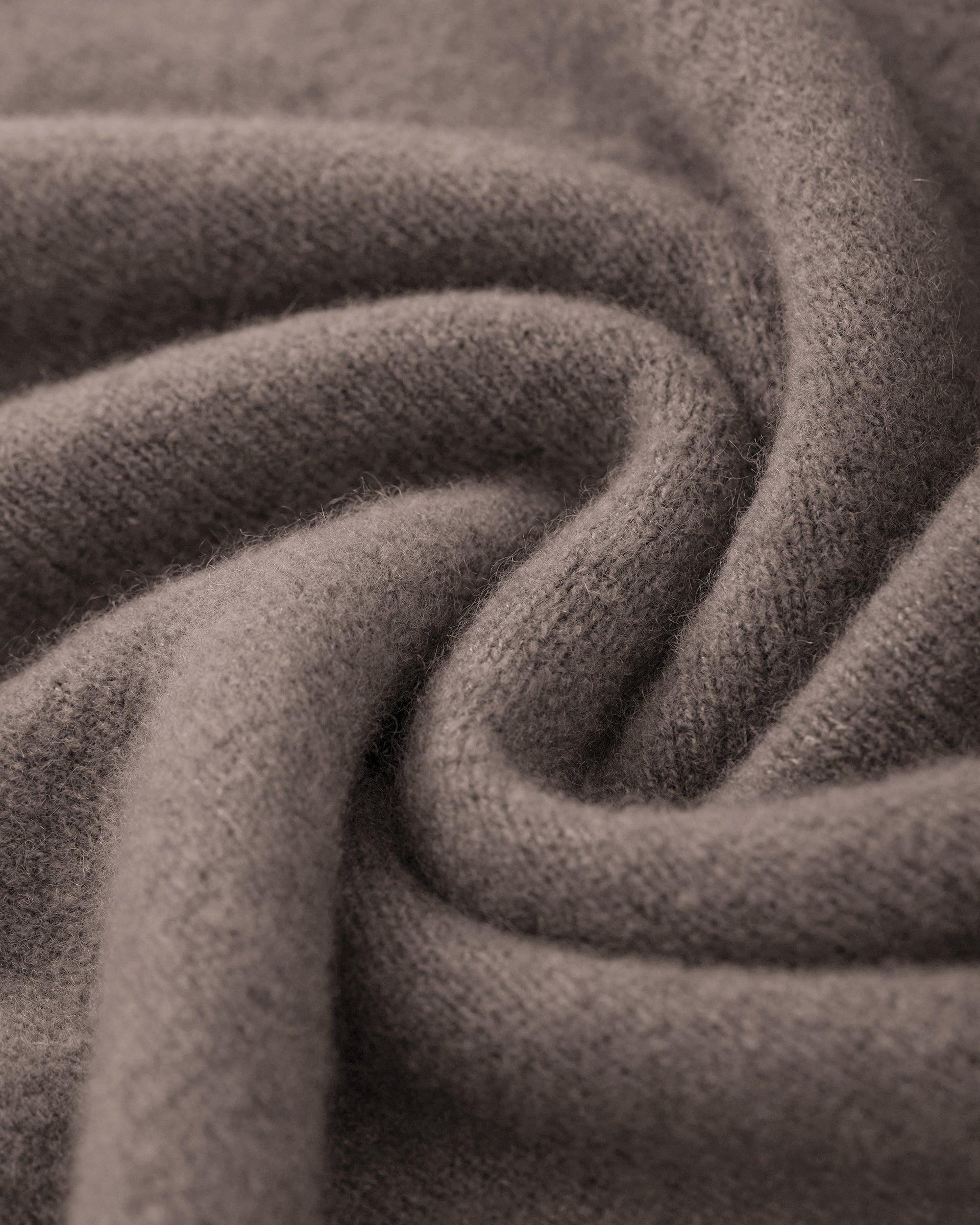 Damen Pullover aus 80 % Kaschmir, 18 % Polyamid und 2 % Elastan in Natural Twine – glatt gestrickter Pullover in mittelschwerer Qualität mit gefilzter, besonders elastischer Oberfläche und oversized Passform. Das Modell verfügt über einen Stehkragen, eine überschnittene Schulterform sowie lange, relaxte Ärmel. Das verlängerte Rückenteil mit Seitenschlitzen verleiht dem Pullover eine moderne, lässige Silhouette.
