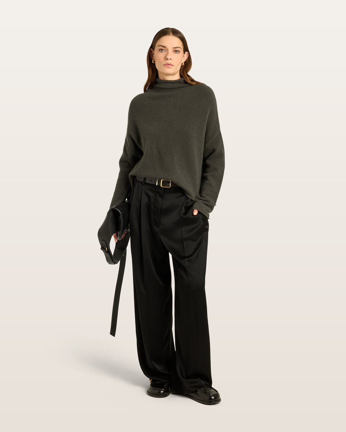 Damen Pullover aus 80 % Kaschmir, 18 % Polyamid und 2 % Elastan in Black Forest – glatt gestrickter Pullover in mittelschwerer Qualität mit gefilzter, besonders elastischer Oberfläche und oversized Passform. Das Modell verfügt über einen Stehkragen, eine überschnittene Schulterform sowie lange, relaxte Ärmel. Das verlängerte Rückenteil mit Seitenschlitzen verleiht dem Pullover eine moderne, lässige Silhouette.
