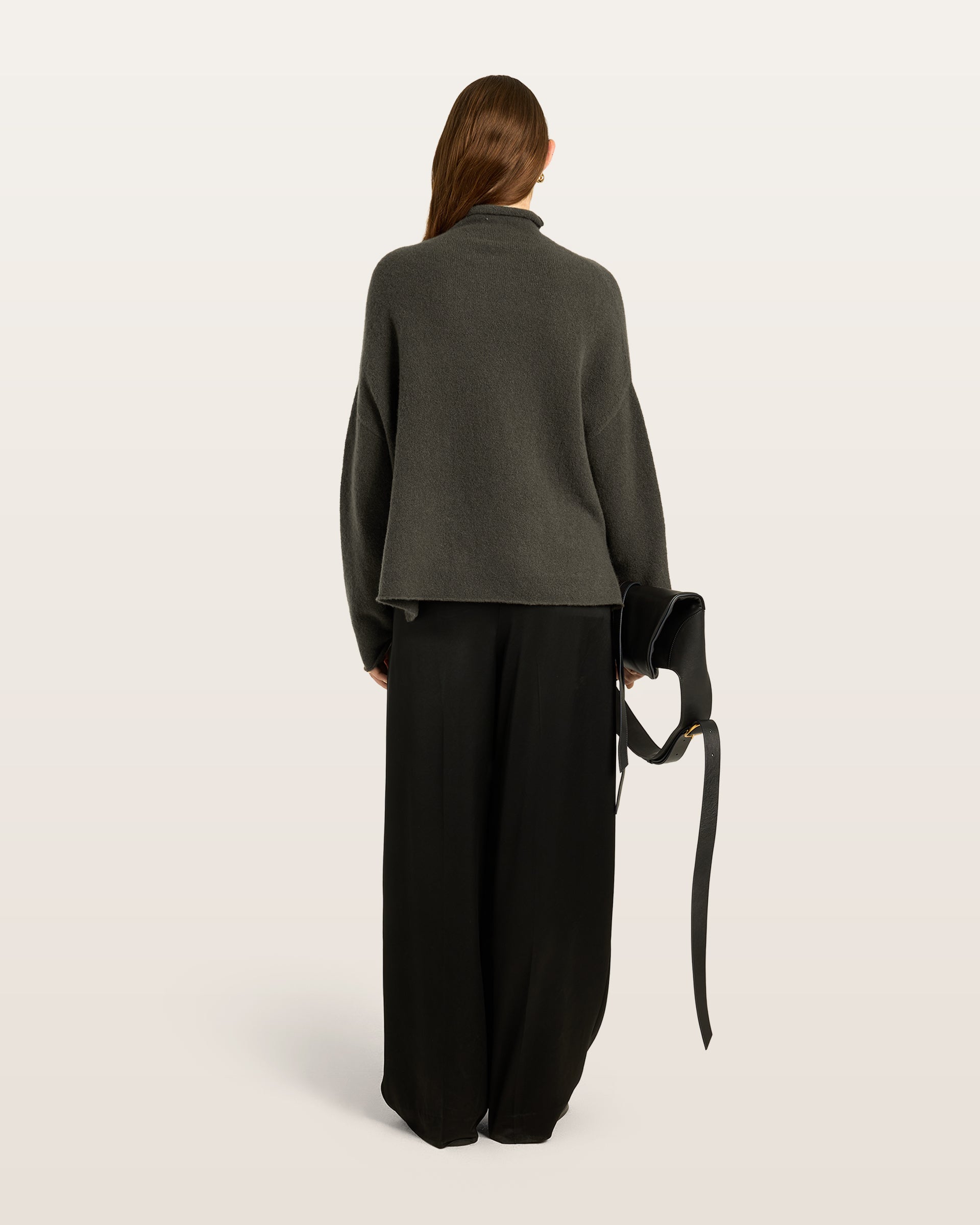 Damen Pullover aus 80 % Kaschmir, 18 % Polyamid und 2 % Elastan in Black Forest – glatt gestrickter Pullover in mittelschwerer Qualität mit gefilzter, besonders elastischer Oberfläche und oversized Passform. Das Modell verfügt über einen Stehkragen, eine überschnittene Schulterform sowie lange, relaxte Ärmel. Das verlängerte Rückenteil mit Seitenschlitzen verleiht dem Pullover eine moderne, lässige Silhouette.
