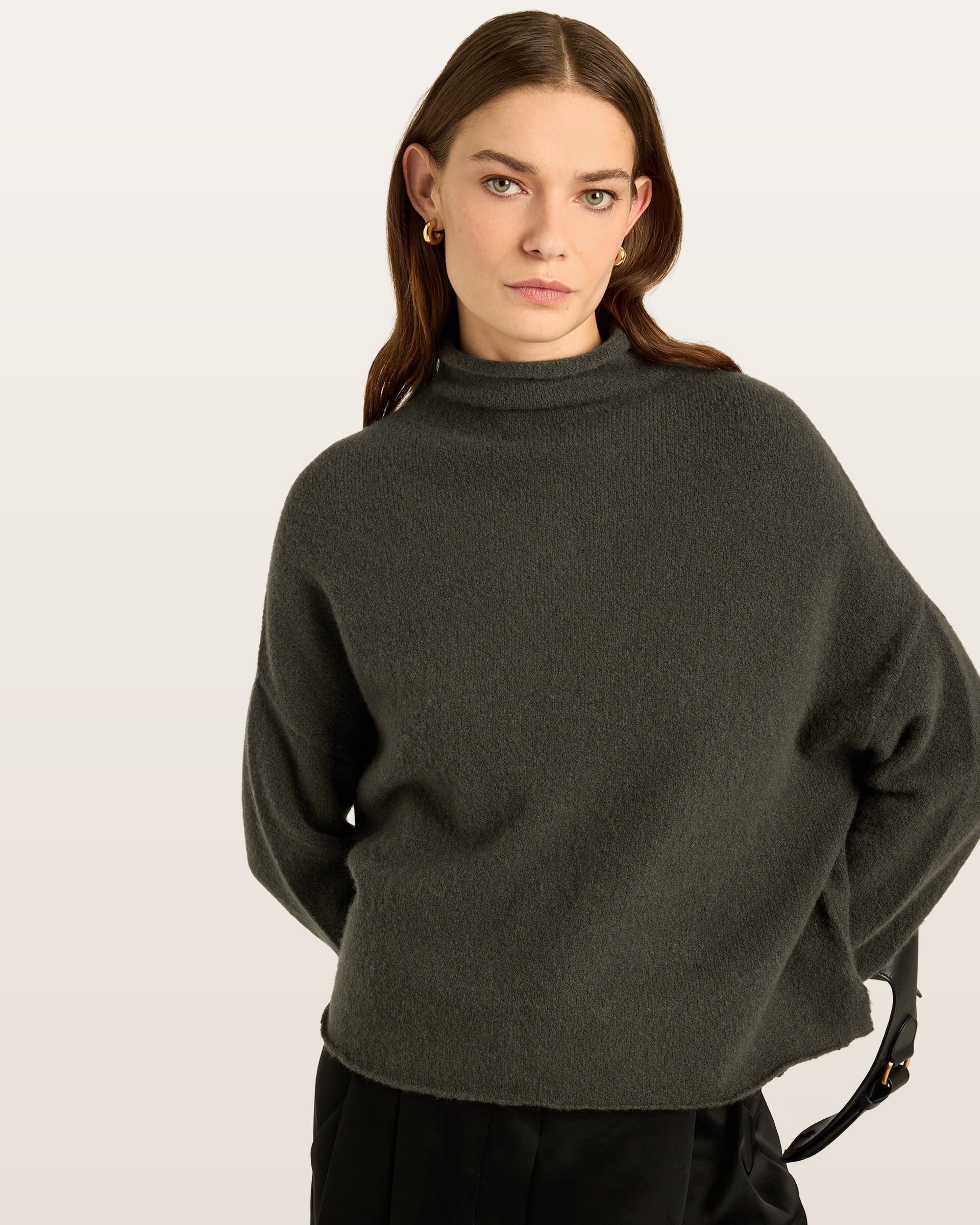 Damen Pullover aus 80 % Kaschmir, 18 % Polyamid und 2 % Elastan in Black Forest – glatt gestrickter Pullover in mittelschwerer Qualität mit gefilzter, besonders elastischer Oberfläche und oversized Passform. Das Modell verfügt über einen Stehkragen, eine überschnittene Schulterform sowie lange, relaxte Ärmel. Das verlängerte Rückenteil mit Seitenschlitzen verleiht dem Pullover eine moderne, lässige Silhouette.
