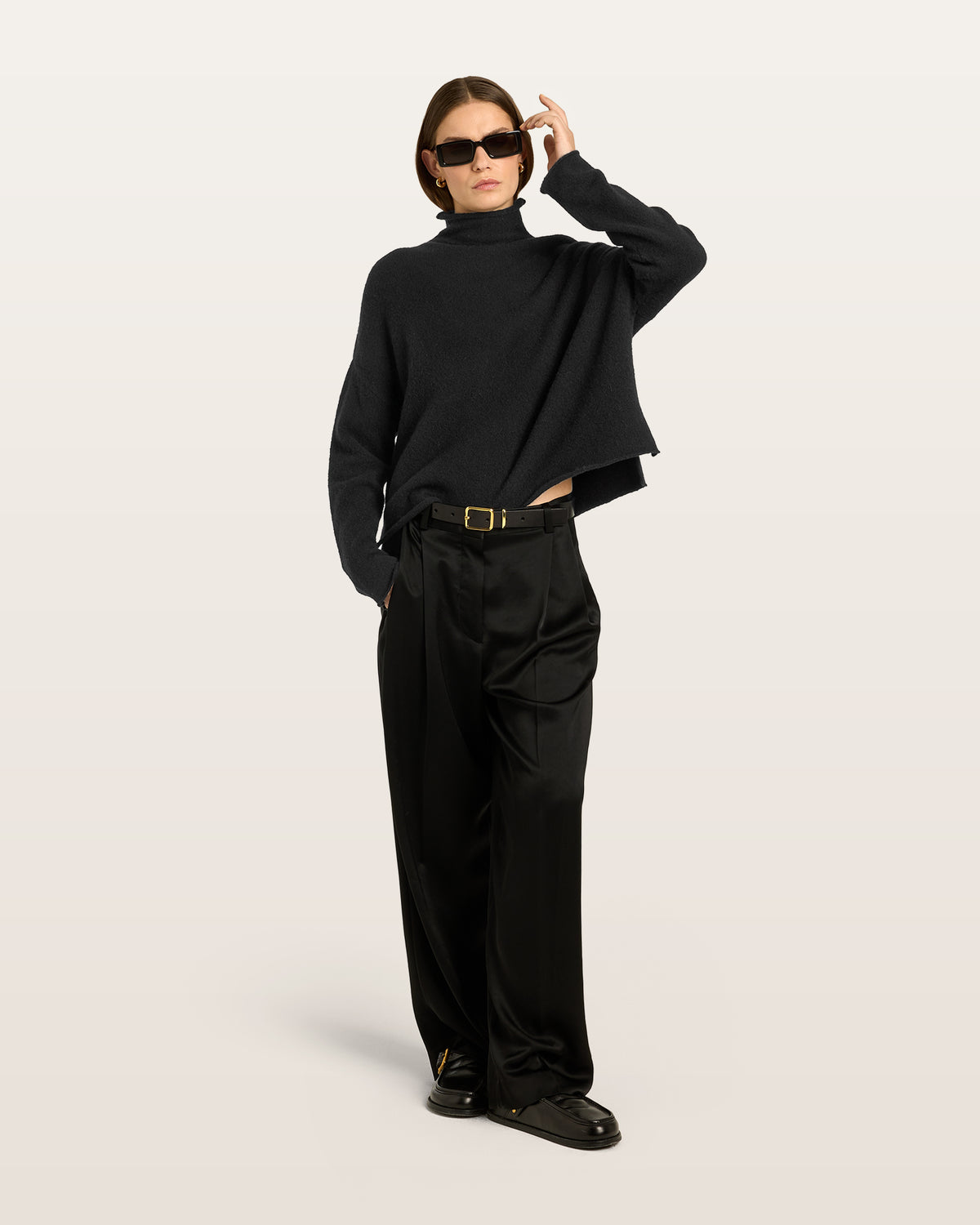 Damen Pullover aus 80 % Kaschmir, 18 % Polyamid und 2 % Elastan in Black – glatt gestrickter Pullover in mittelschwerer Qualität mit gefilzter, besonders elastischer Oberfläche und oversized Passform. Das Modell verfügt über einen Stehkragen, eine überschnittene Schulterform sowie lange, relaxte Ärmel. Das verlängerte Rückenteil mit Seitenschlitzen verleiht dem Pullover eine moderne, lässige Silhouette.