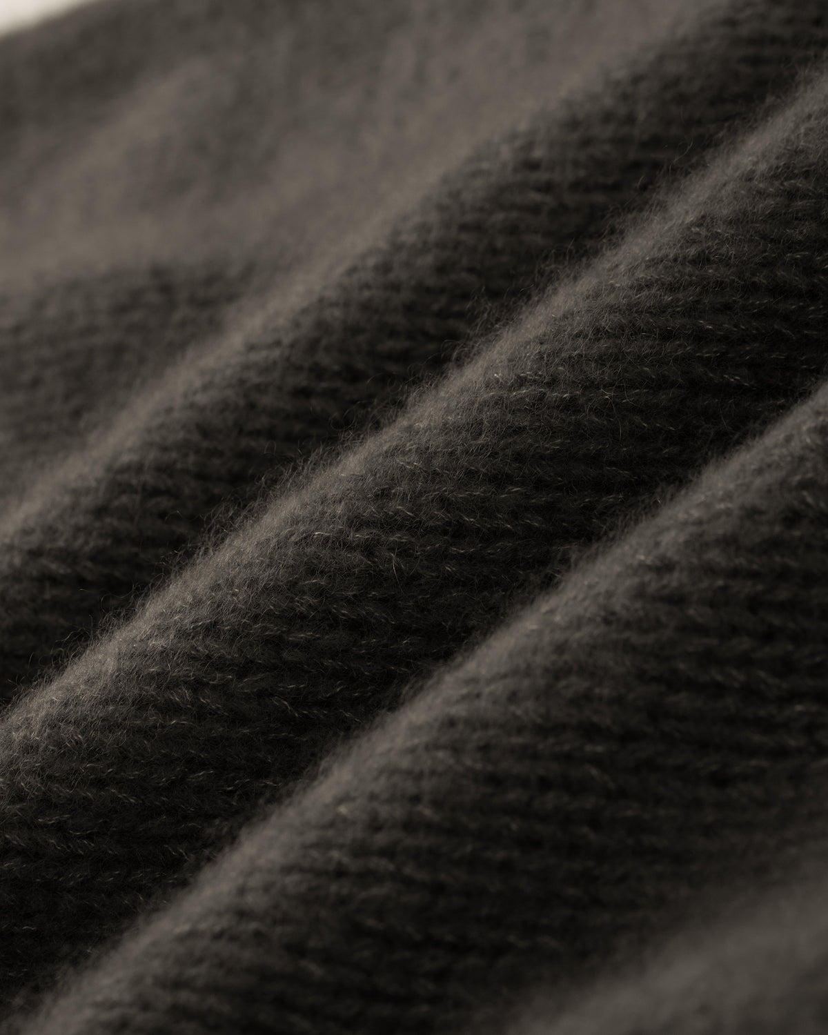 Damen Pullover aus 75 % Kaschmir und 25 % Seide in Black Forest – glatt gestrickter Pullover in grober Strickqualität mit lockerer Passform und geradem Schnitt, Rundhalsausschnitt, Raglanärmeln sowie langen, relaxten Ärmeln. Das zeitlose Design überzeugt durch seine klare Silhouette und den angenehm weichen Griff.
