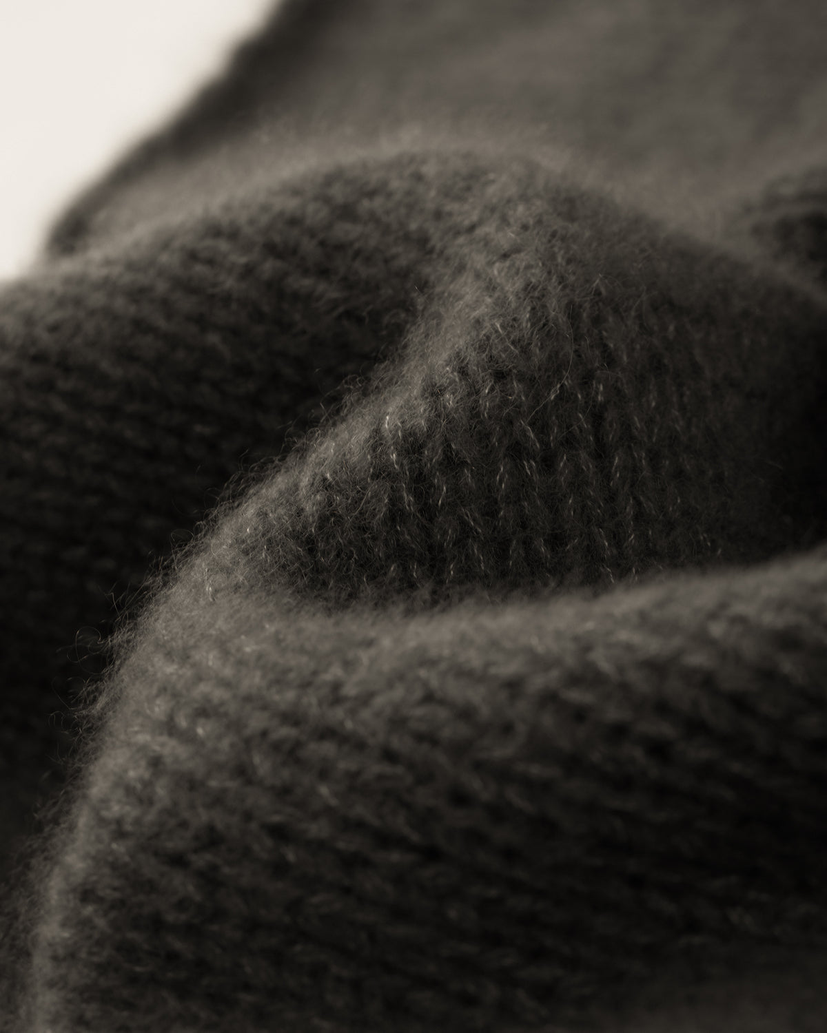 Damen Pullover aus 75 % Kaschmir und 25 % Seide in Black Forest – glatt gestrickter Pullover in grober Strickqualität mit lockerer Passform und geradem Schnitt, Rundhalsausschnitt, Raglanärmeln sowie langen, relaxten Ärmeln. Das zeitlose Design überzeugt durch seine klare Silhouette und den angenehm weichen Griff.
