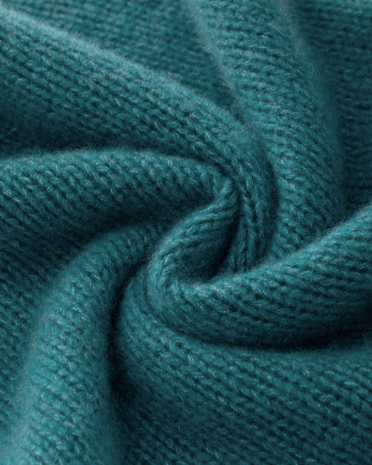 Damen Pullover aus 75 % Kaschmir und 25 % Seide in Dark Lake – glatt gestrickter Pullover in grober Strickqualität mit lockerer Passform und geradem Schnitt, Rundhalsausschnitt, Raglanärmeln sowie langen, relaxten Ärmeln. Das zeitlose Design überzeugt durch seine klare Silhouette und den angenehm weichen Griff.