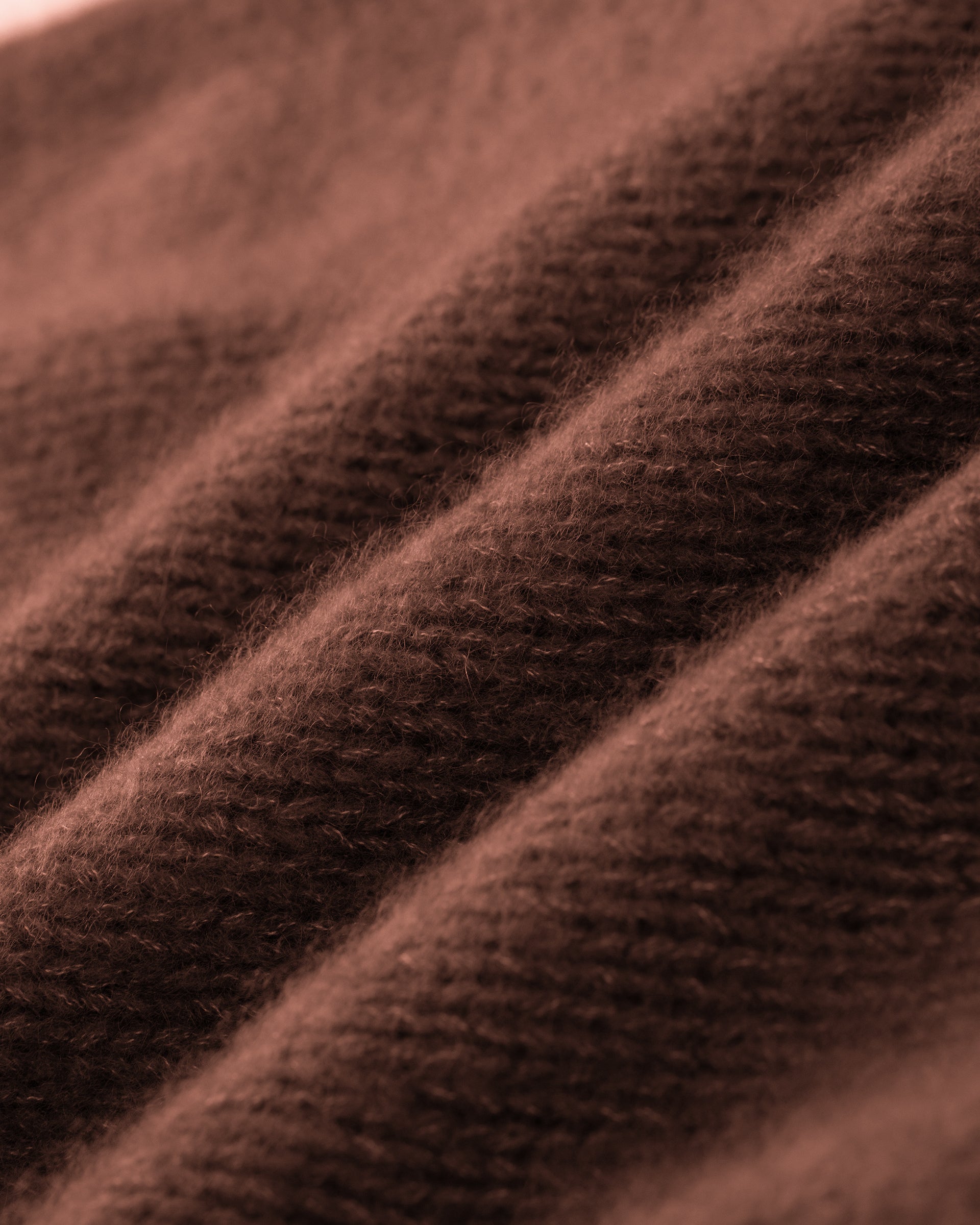 Damen Pullover aus 75 % Kaschmir und 25 % Seide in Maple – glatt gestrickter Pullover in grober Strickqualität mit lockerer Passform und geradem Schnitt, Rundhalsausschnitt, Raglanärmeln sowie langen, relaxten Ärmeln. Das zeitlose Design überzeugt durch seine klare Silhouette und den angenehm weichen Griff.
