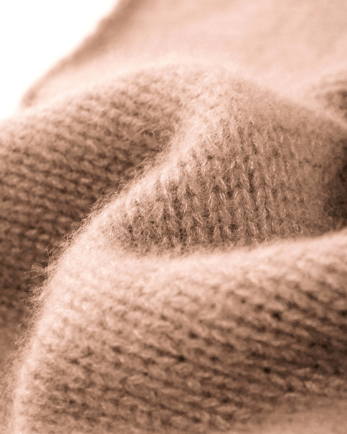 Damen Pullover aus 75 % Kaschmir und 25 % Seide in Rose Beige – glatt gestrickter Pullover in grober Strickqualität mit lockerer Passform und geradem Schnitt, Rundhalsausschnitt, Raglanärmeln sowie langen, relaxten Ärmeln. Das zeitlose Design überzeugt durch seine klare Silhouette und den angenehm weichen Griff.
