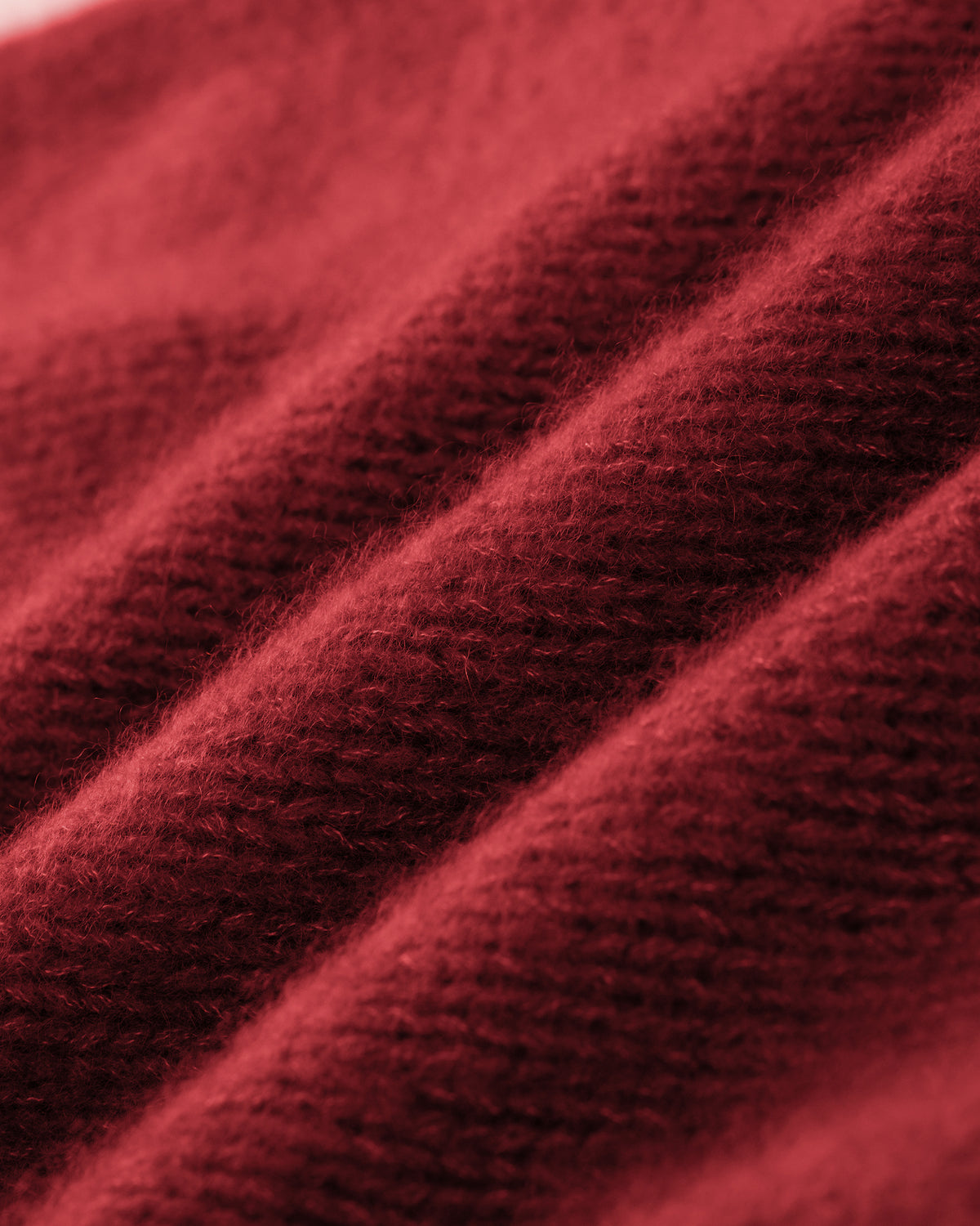 Damen Pullover aus 75 % Kaschmir und 25 % Seide in Royal Garnet – glatt gestrickter Pullover in grober Strickqualität mit lockerer Passform und geradem Schnitt, Rundhalsausschnitt, Raglanärmeln sowie langen, relaxten Ärmeln. Das zeitlose Design überzeugt durch seine klare Silhouette und den angenehm weichen Griff.

