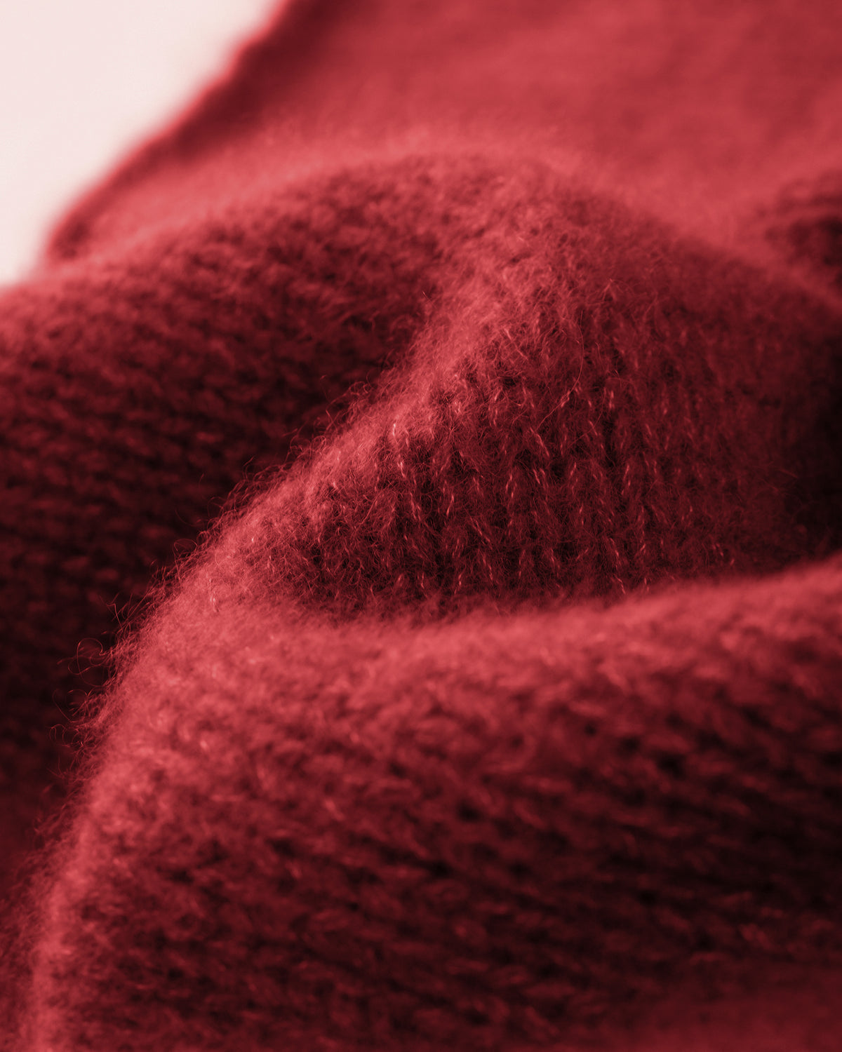Damen Pullover aus 75 % Kaschmir und 25 % Seide in Royal Garnet – glatt gestrickter Pullover in grober Strickqualität mit lockerer Passform und geradem Schnitt, Rundhalsausschnitt, Raglanärmeln sowie langen, relaxten Ärmeln. Das zeitlose Design überzeugt durch seine klare Silhouette und den angenehm weichen Griff.
