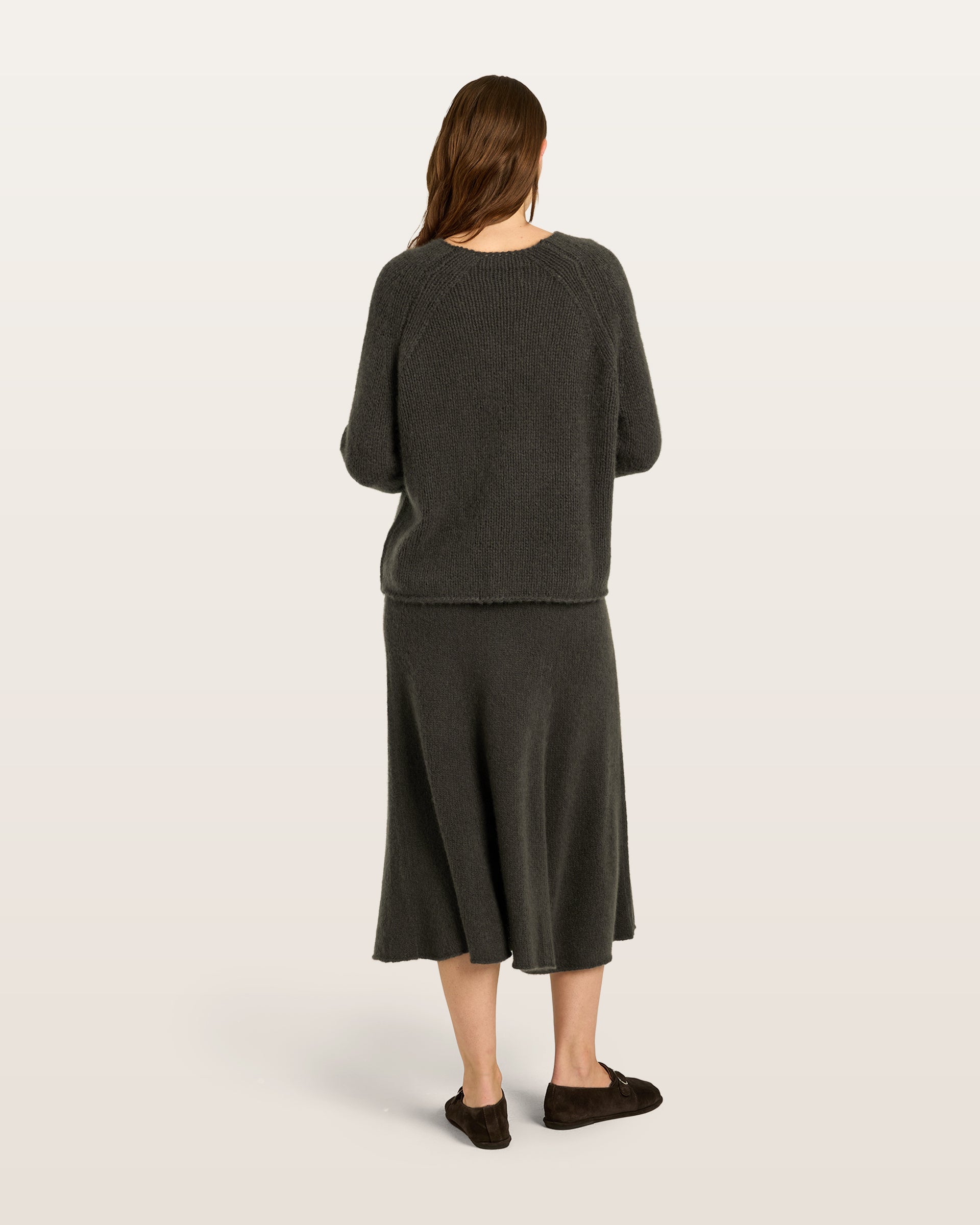Damen Pullover aus 75 % Kaschmir und 25 % Seide in Black Forest – glatt gestrickter Pullover in grober Strickqualität mit lockerer Passform und geradem Schnitt, Rundhalsausschnitt, Raglanärmeln sowie langen, relaxten Ärmeln. Das zeitlose Design überzeugt durch seine klare Silhouette und den angenehm weichen Griff.
