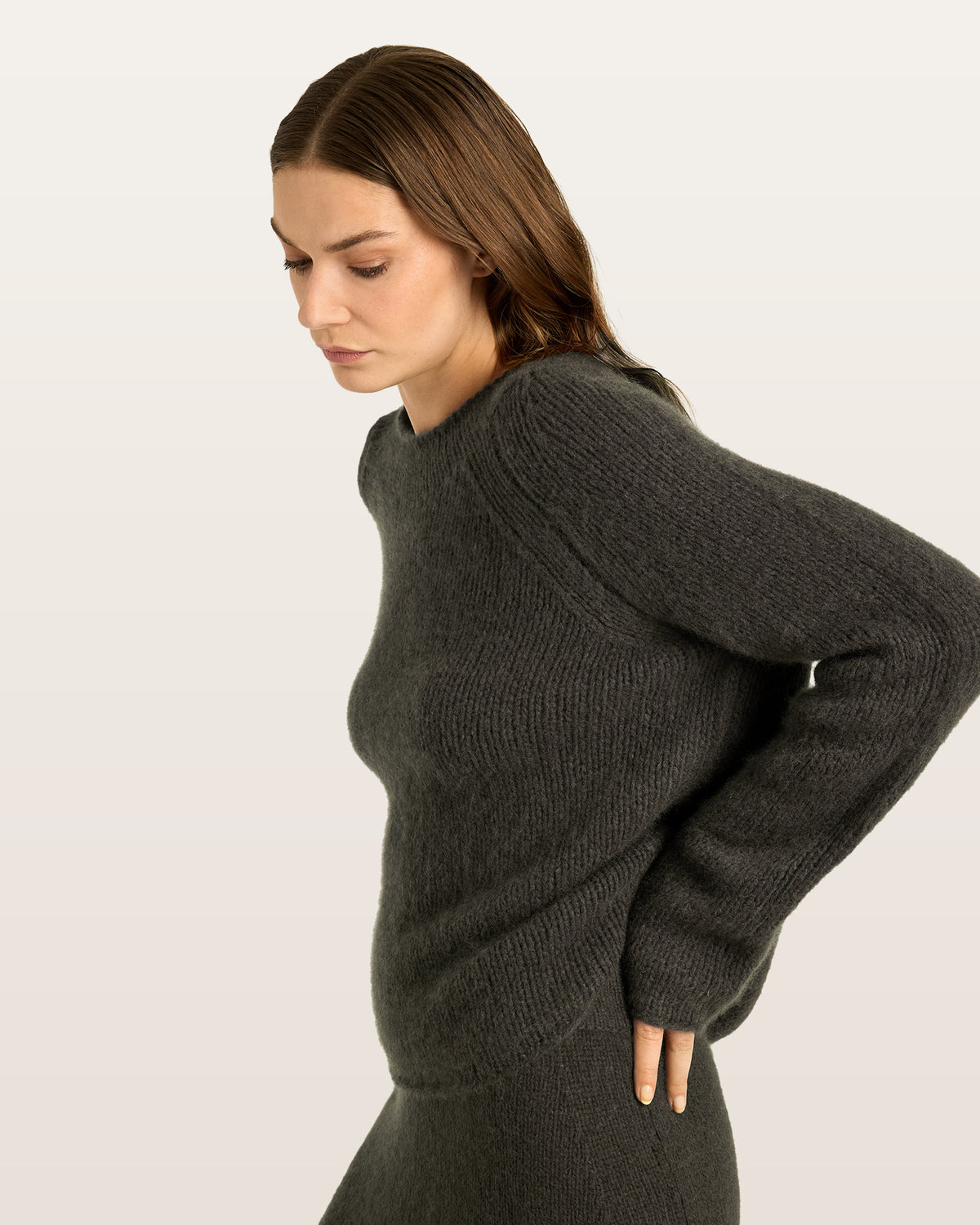 Damen Pullover aus 75 % Kaschmir und 25 % Seide in Black Forest – glatt gestrickter Pullover in grober Strickqualität mit lockerer Passform und geradem Schnitt, Rundhalsausschnitt, Raglanärmeln sowie langen, relaxten Ärmeln. Das zeitlose Design überzeugt durch seine klare Silhouette und den angenehm weichen Griff.
