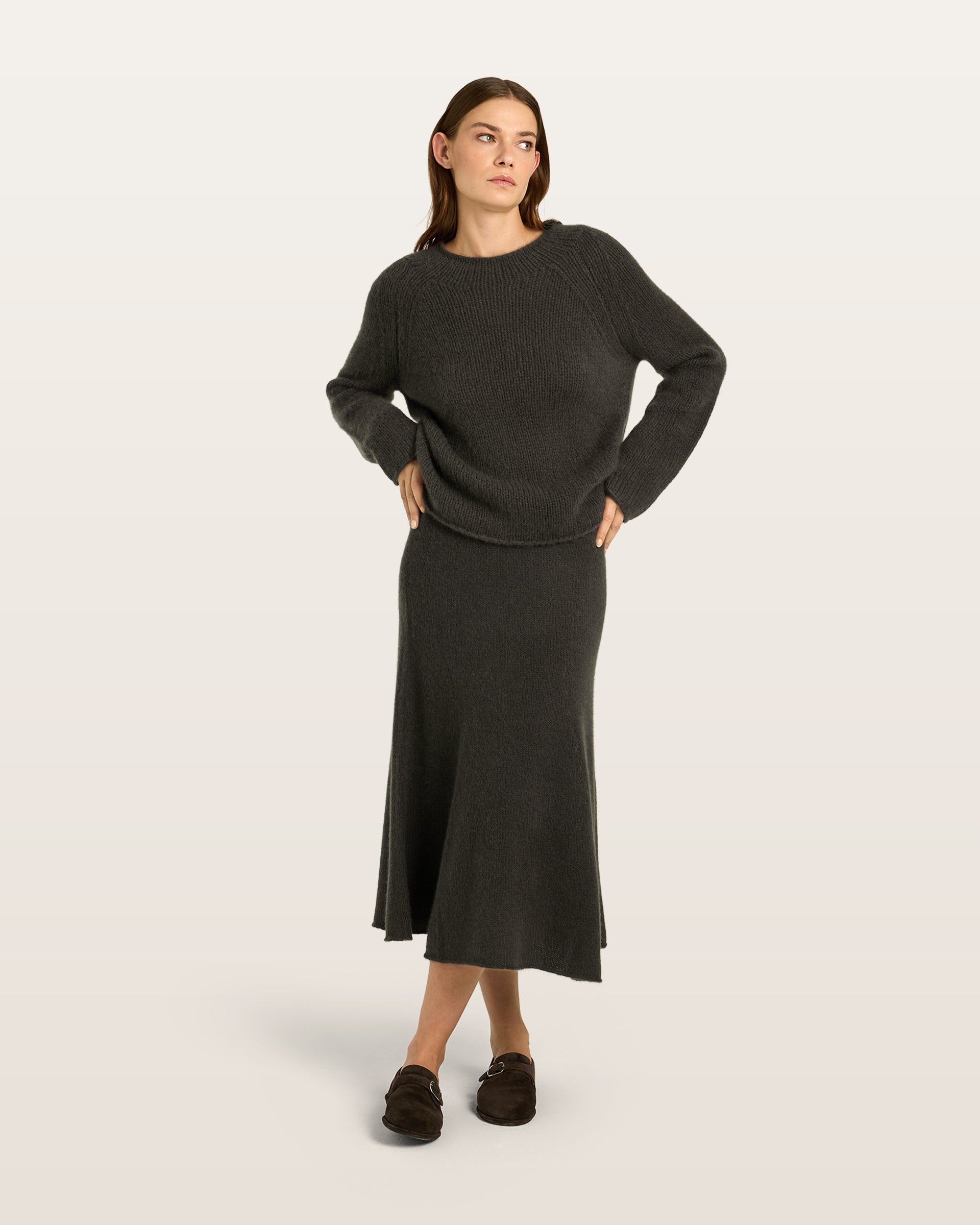 Damen Pullover aus 75 % Kaschmir und 25 % Seide in Black Forest – glatt gestrickter Pullover in grober Strickqualität mit lockerer Passform und geradem Schnitt, Rundhalsausschnitt, Raglanärmeln sowie langen, relaxten Ärmeln. Das zeitlose Design überzeugt durch seine klare Silhouette und den angenehm weichen Griff.
