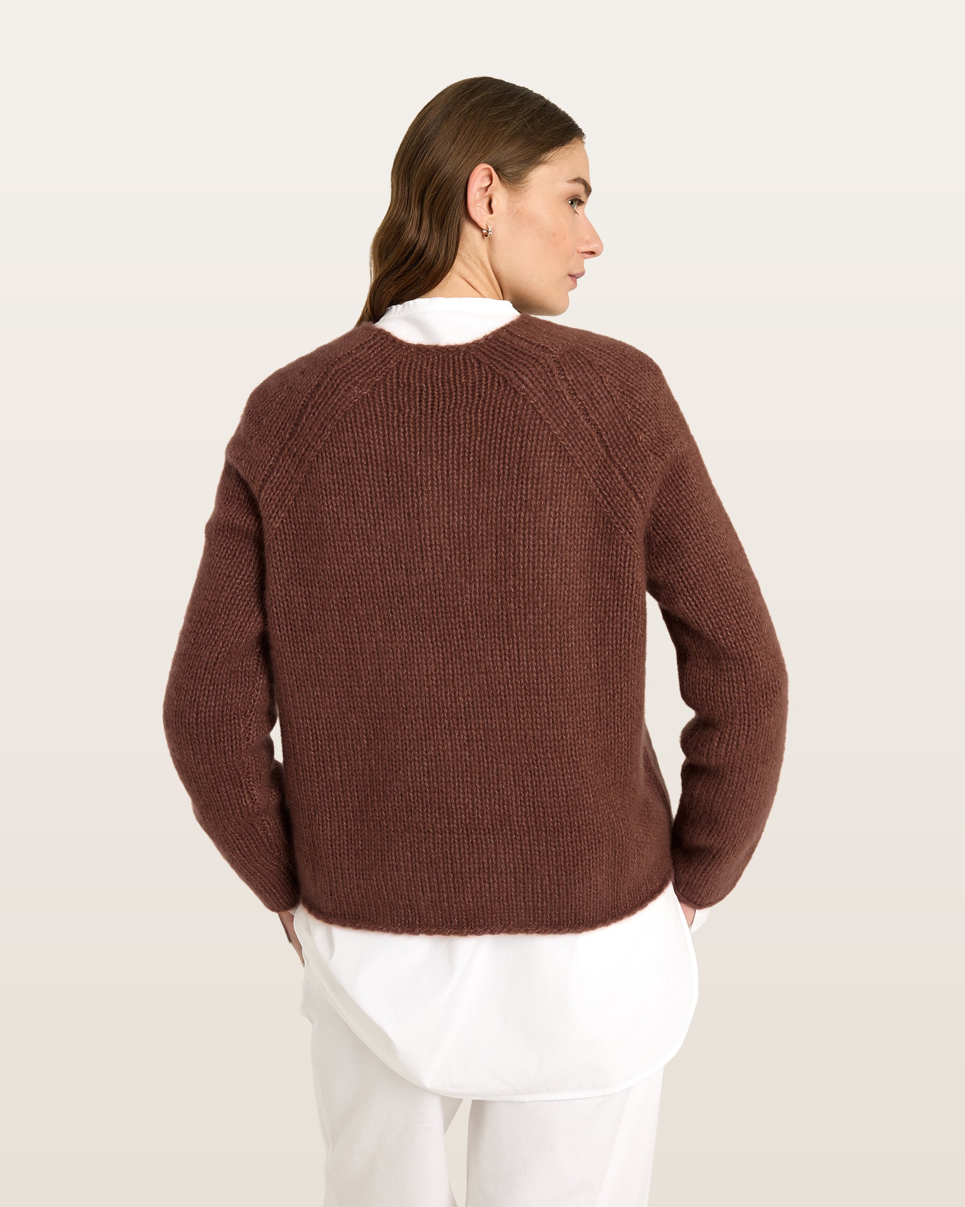 Damen Pullover aus 75 % Kaschmir und 25 % Seide in Maple – glatt gestrickter Pullover in grober Strickqualität mit lockerer Passform und geradem Schnitt, Rundhalsausschnitt, Raglanärmeln sowie langen, relaxten Ärmeln. Das zeitlose Design überzeugt durch seine klare Silhouette und den angenehm weichen Griff.
