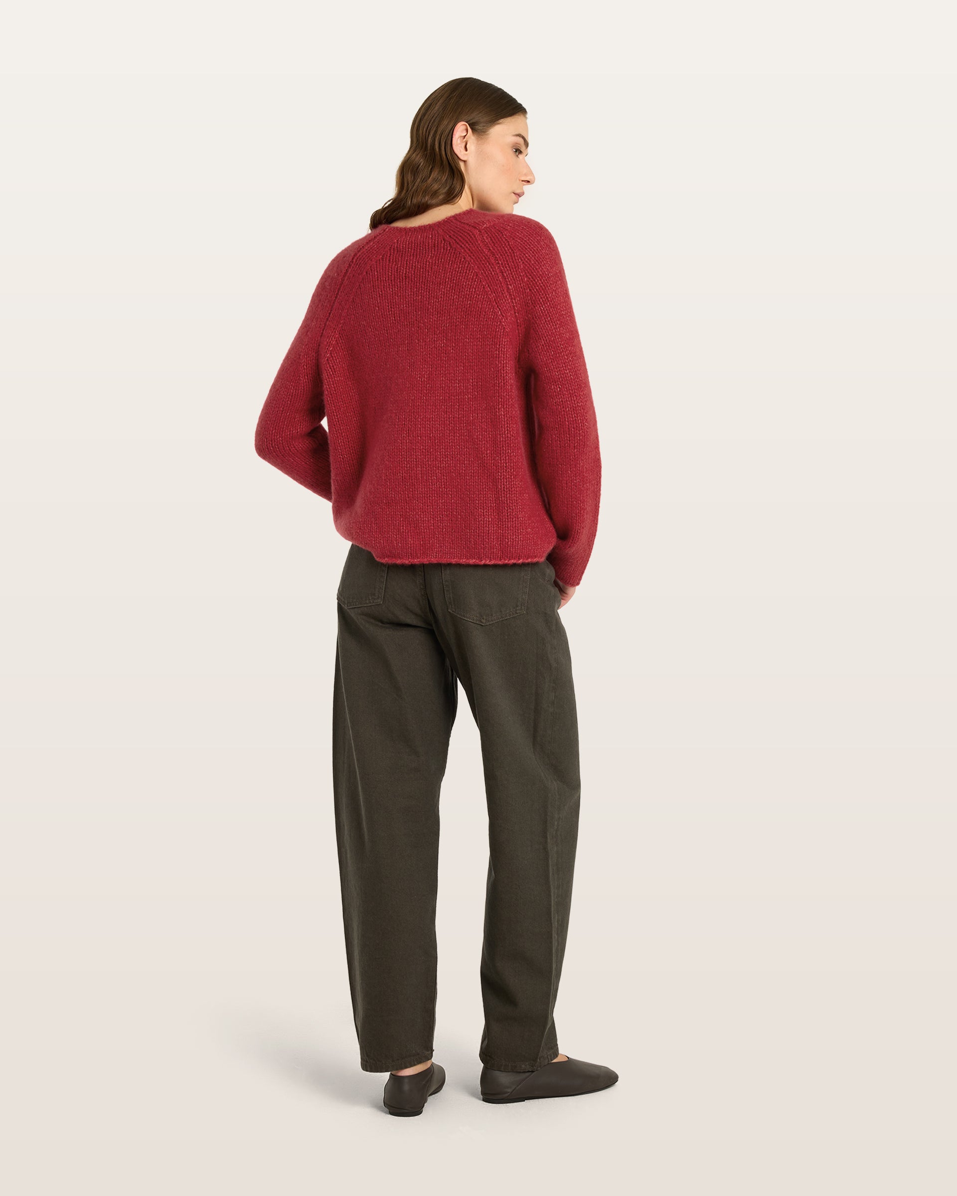 Damen Pullover aus 75 % Kaschmir und 25 % Seide in Royal Garnet – glatt gestrickter Pullover in grober Strickqualität mit lockerer Passform und geradem Schnitt, Rundhalsausschnitt, Raglanärmeln sowie langen, relaxten Ärmeln. Das zeitlose Design überzeugt durch seine klare Silhouette und den angenehm weichen Griff.
