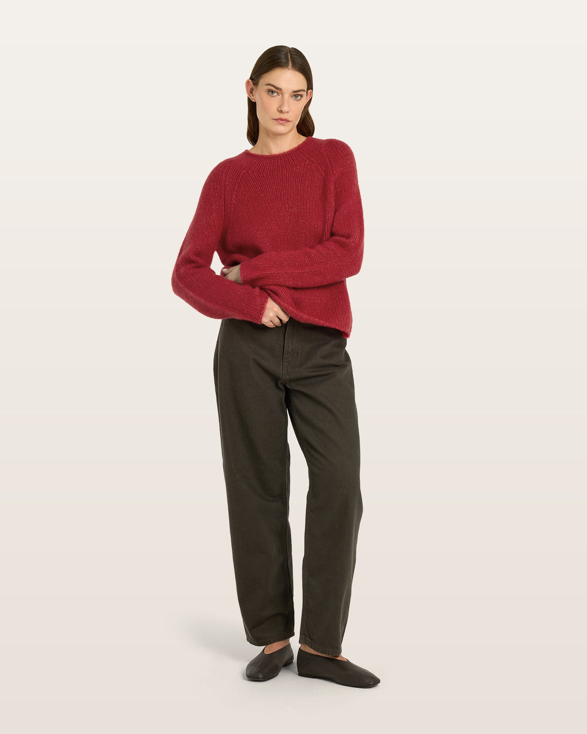 Damen Pullover aus 75 % Kaschmir und 25 % Seide in Royal Garnet – glatt gestrickter Pullover in grober Strickqualität mit lockerer Passform und geradem Schnitt, Rundhalsausschnitt, Raglanärmeln sowie langen, relaxten Ärmeln. Das zeitlose Design überzeugt durch seine klare Silhouette und den angenehm weichen Griff.
