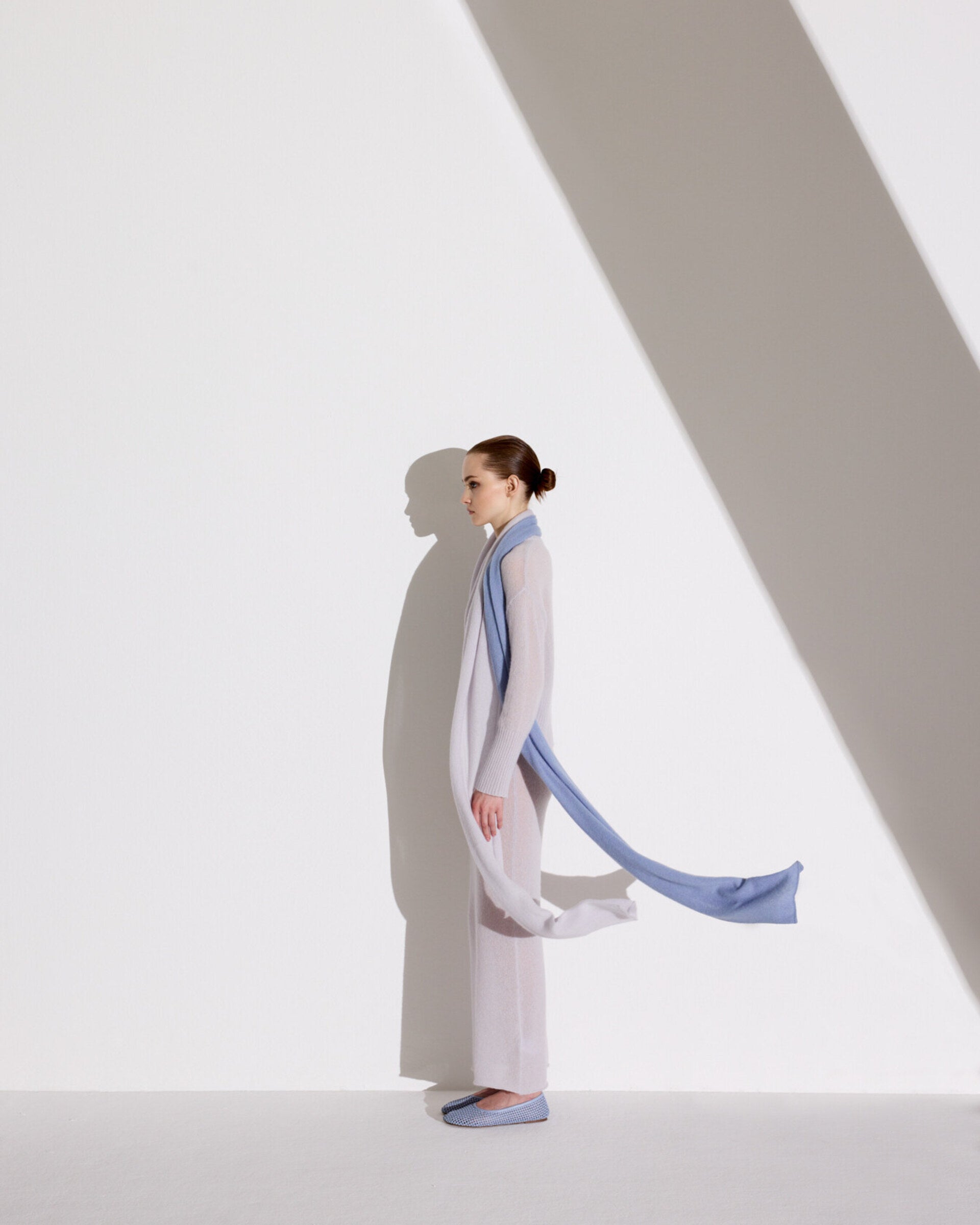 Damen Pullover in Bluish White (zartes hellblau) aus Kaschmir-Seide – leichter, glatt gestrickter Rundhalspullover mit relaxter Passform und überschnittener Schulter