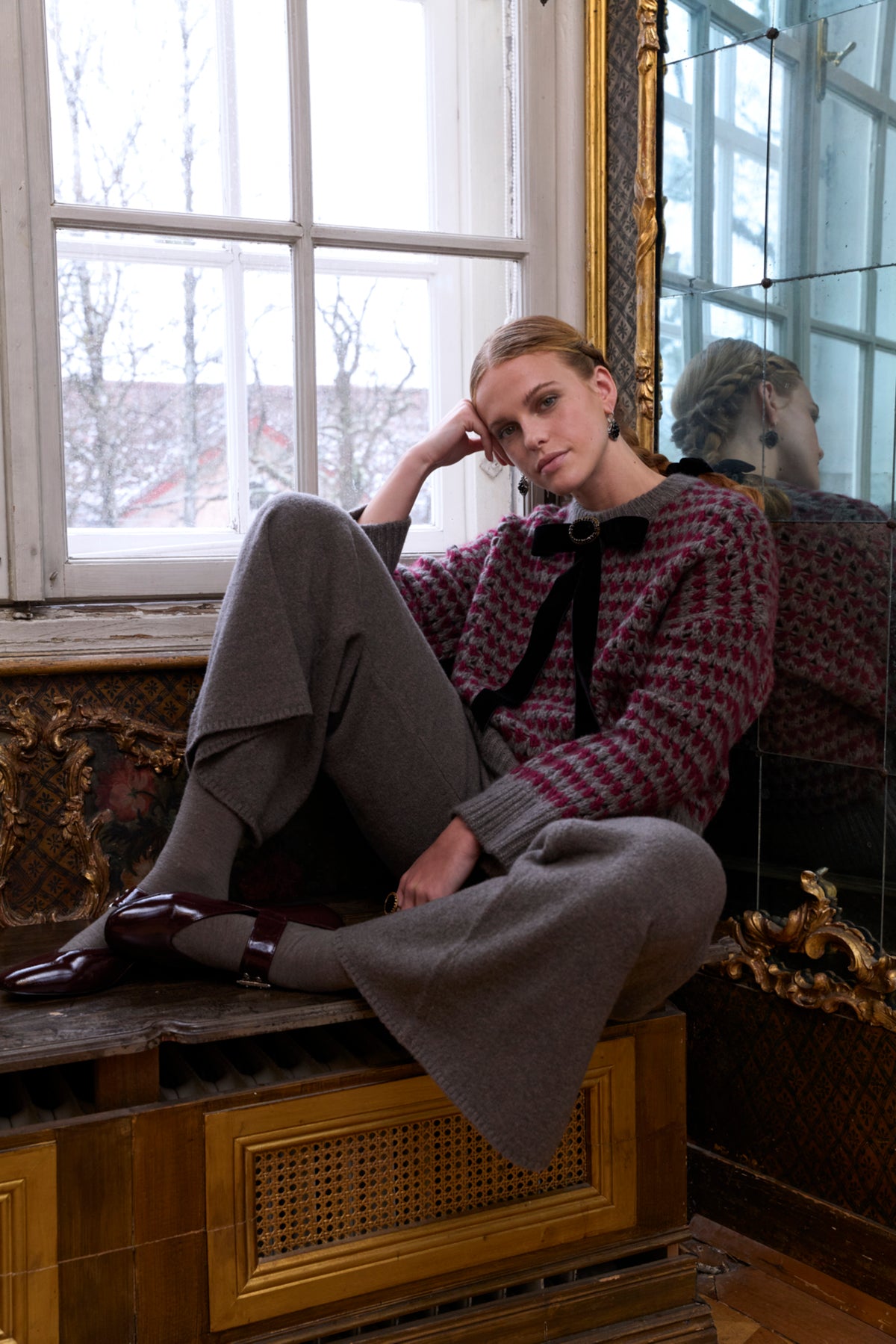 Damen Pullover aus 75% Kaschmir, 25% Seide in Earth. Cb – Pullover aus Grobstrick mit zweifarbigem Strickmuster, Rundhalsausschnitt, überschnittenen Schultern, langen, relaxten Ärmeln sowie Ärmelbündchen, Kragen und Saum in Rippstruktur.