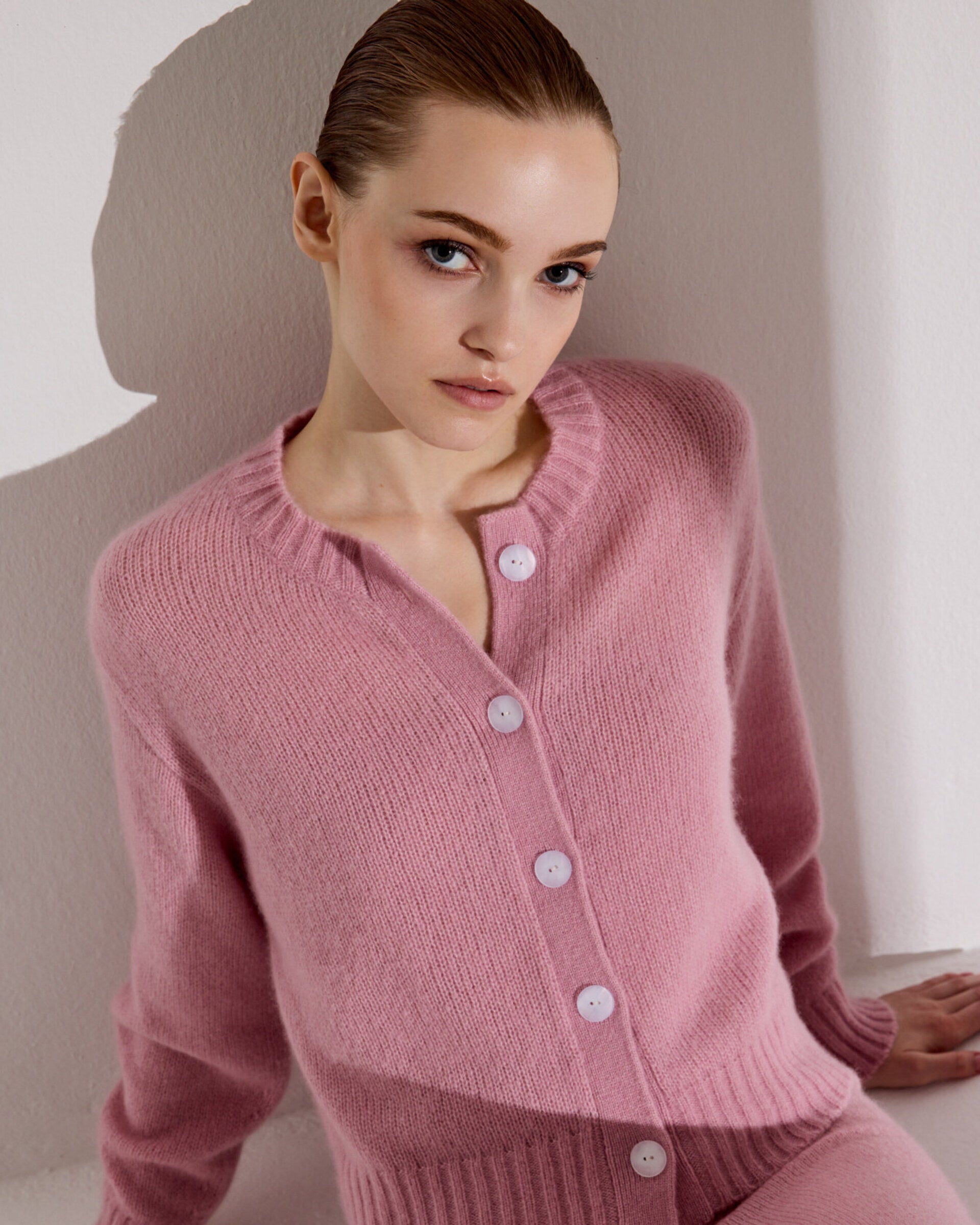 Damen Cardigan in Light Raspberry (rosa) aus Kaschmir-Seide – mittelschwerer, glatt gestrickter Cardigan mit Knopfleiste und relaxter Passform
