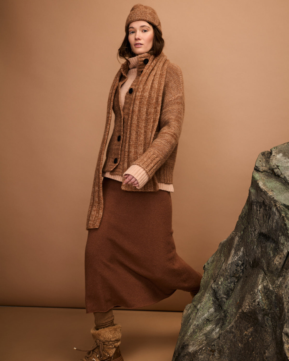 Damen Mütze aus 75 % Kaschmir und 25 % Seide in Chital – Mütze in grober Strickqualität mit breiter Rippstruktur. Das Modell kann mit oder ohne Umschlag getragen werden und verbindet zeitloses Design mit angenehmem Tragekomfort.
