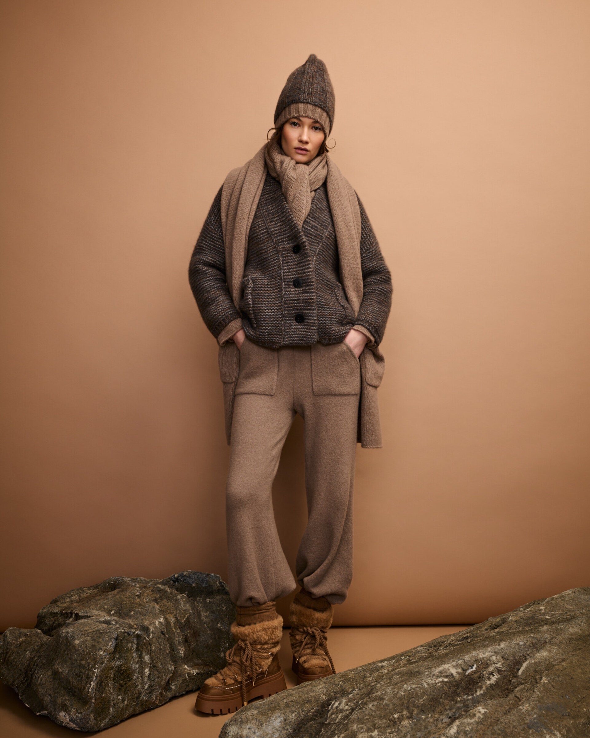 Damen Mütze aus 75 % Kaschmir und 25 % Seide in Heron – Mütze in grober Strickqualität mit breiter Rippstruktur. Das Modell kann mit oder ohne Umschlag getragen werden und verbindet zeitloses Design mit angenehmem Tragekomfort.
