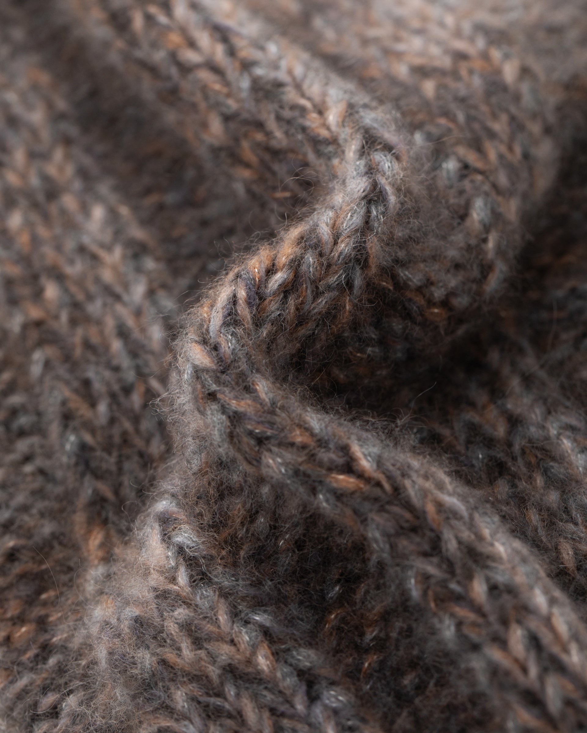 Damen Mütze aus 75 % Kaschmir und 25 % Seide in Heron – Mütze in grober Strickqualität mit breiter Rippstruktur. Das Modell kann mit oder ohne Umschlag getragen werden und verbindet zeitloses Design mit angenehmem Tragekomfort.
