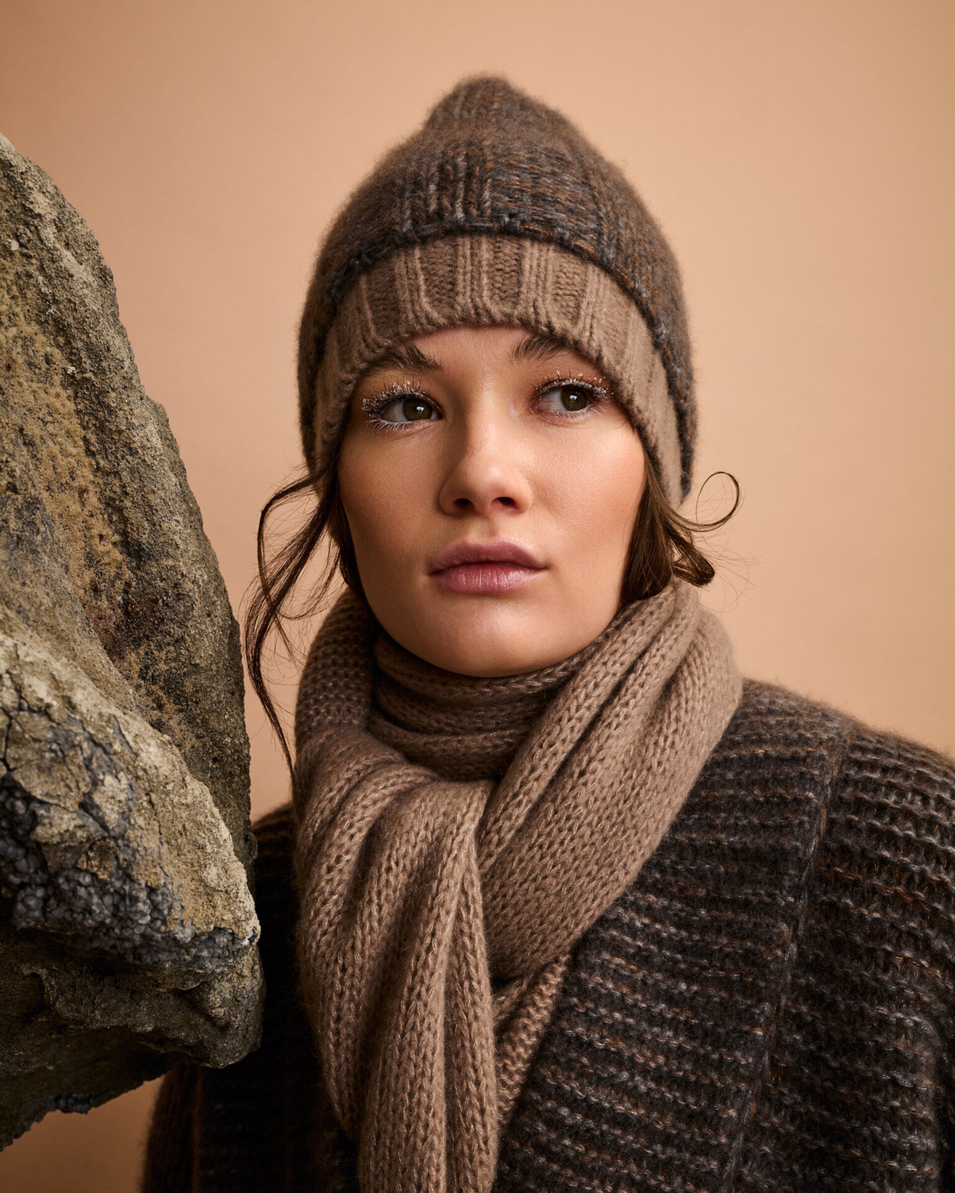 Damen Mütze aus 75 % Kaschmir und 25 % Seide in Heron – Mütze in grober Strickqualität mit breiter Rippstruktur. Das Modell kann mit oder ohne Umschlag getragen werden und verbindet zeitloses Design mit angenehmem Tragekomfort.
