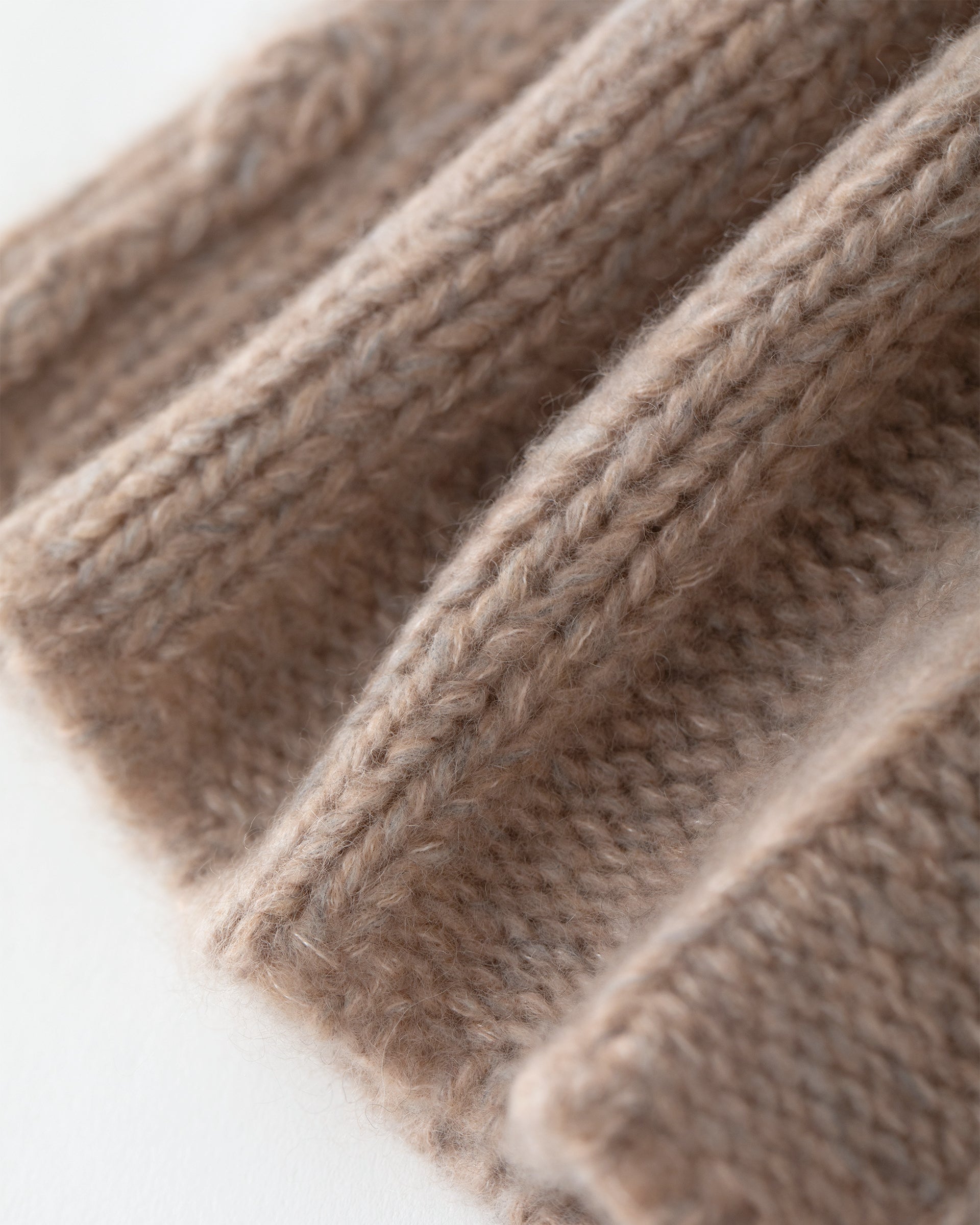 Damen Mütze aus 75 % Kaschmir und 25 % Seide in Misty Beige – Mütze in grober Strickqualität mit breiter Rippstruktur. Das Modell kann mit oder ohne Umschlag getragen werden und verbindet zeitloses Design mit angenehmem Tragekomfort.
