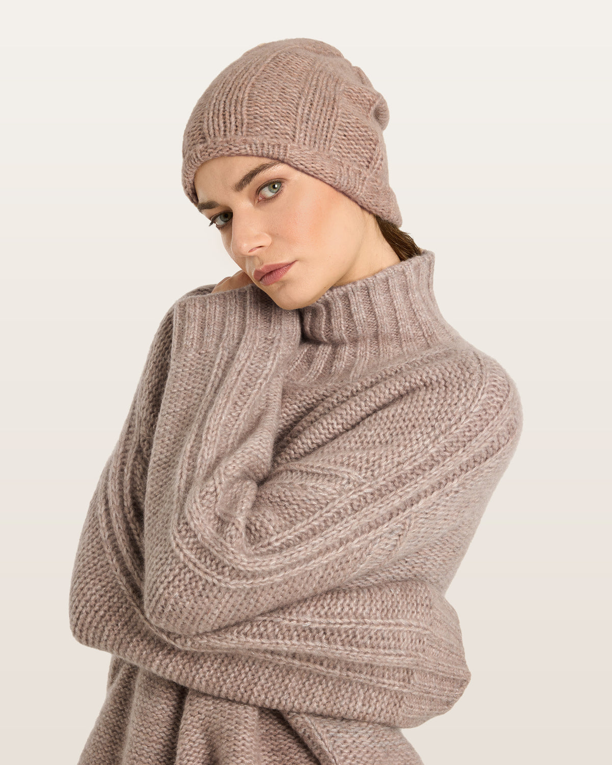 Damen Mütze aus 75 % Kaschmir und 25 % Seide in Misty Beige – Mütze in grober Strickqualität mit breiter Rippstruktur. Das Modell kann mit oder ohne Umschlag getragen werden und verbindet zeitloses Design mit angenehmem Tragekomfort.
