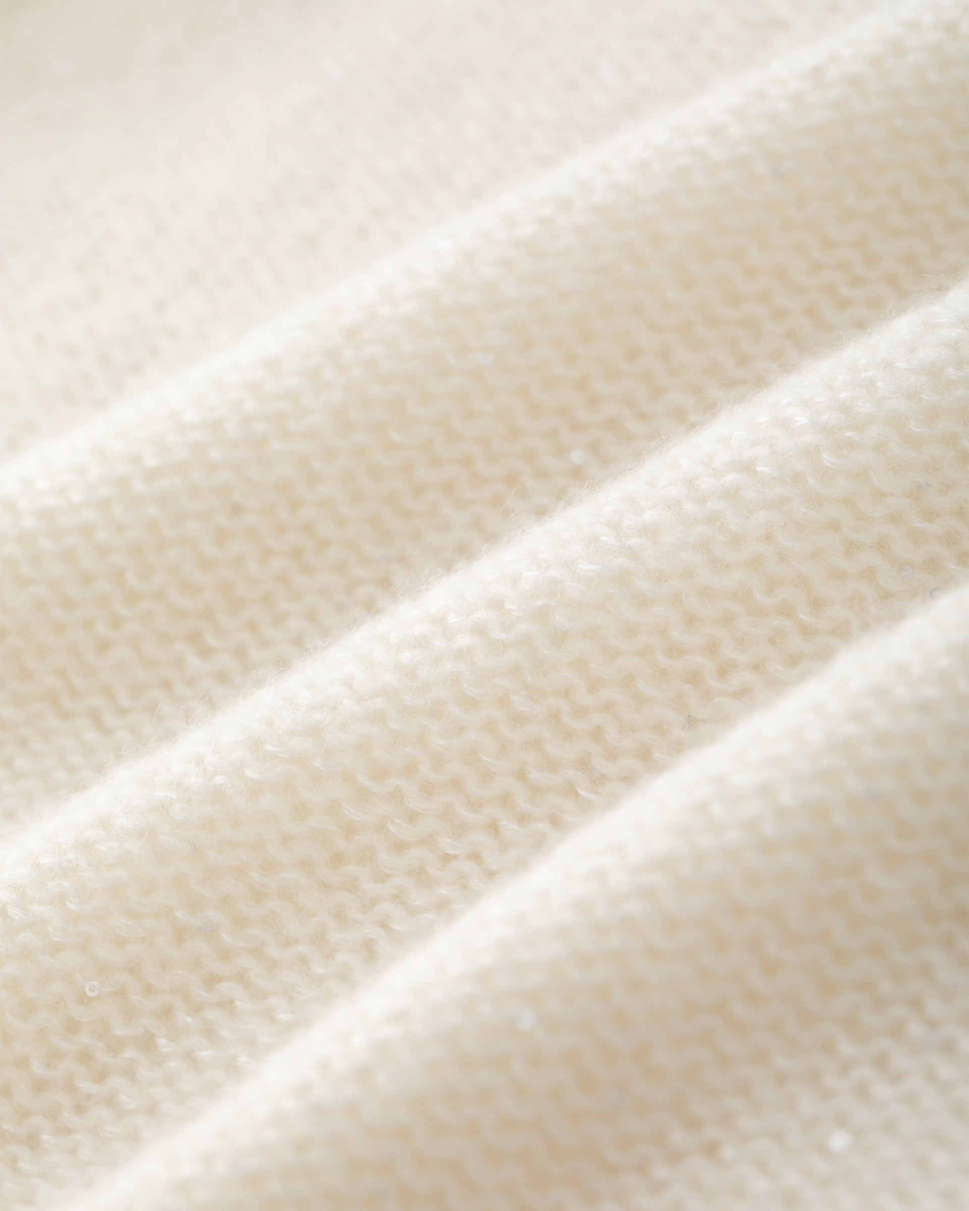 Damen Pullover aus 60 % Kaschmir, 39 % Seide und 1 % Pailletten in Ivory – links gestrickter Pullover in mittelschwerer Qualität mit lockerer Passform und geradem Schnitt. Das lange Modell verfügt über einen Rundhalsausschnitt mit hohem Kragen in Rippstruktur, Raglanärmel sowie lange, relaxte Ärmel. Ärmelbündchen und Saum sind in Rippstruktur gearbeitet. Schlitze an den Seitennähten und dezent eingearbeitete Pailletten verleihen dem Pullover eine moderne, elegante Ausstrahlung.

