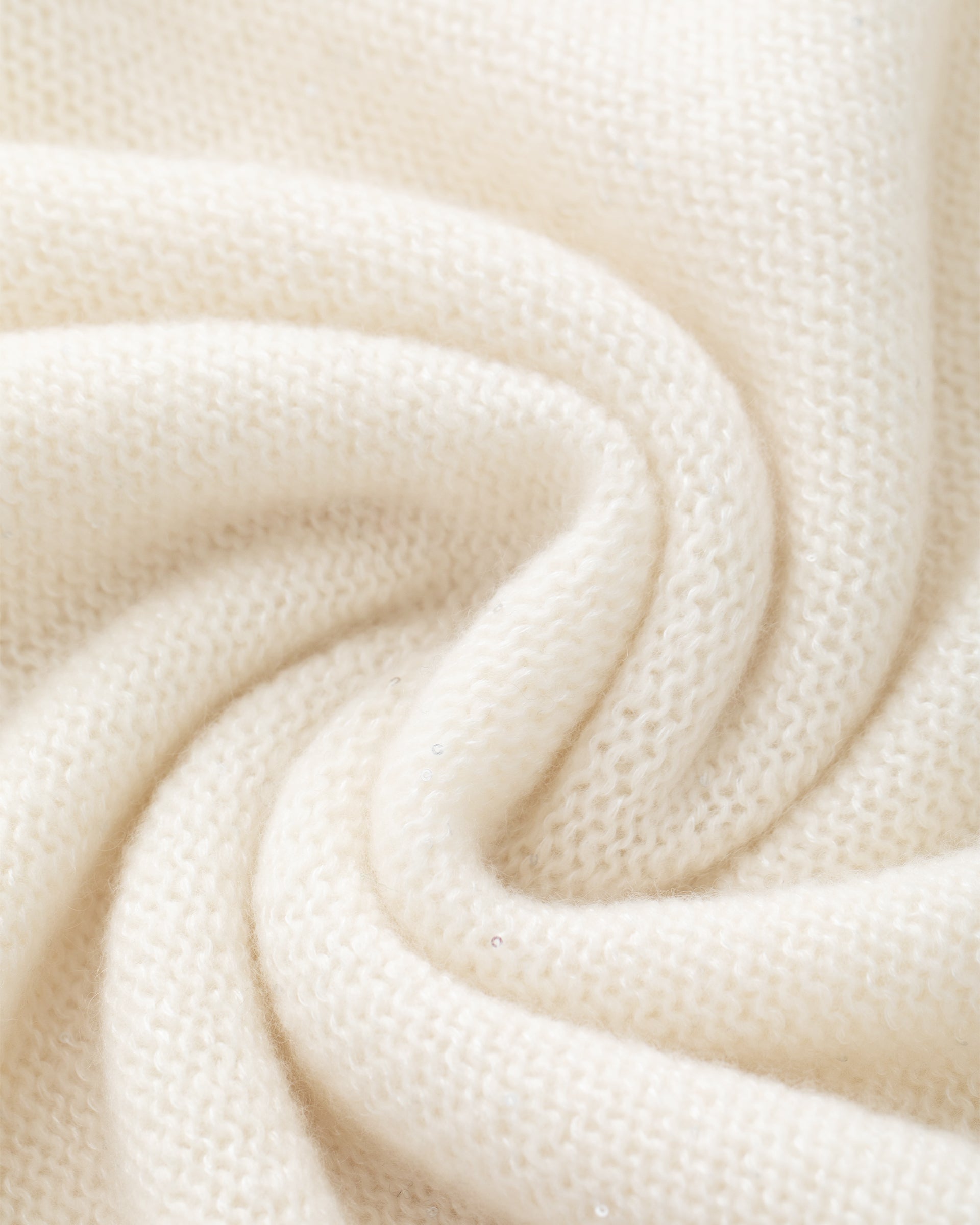 Damen Pullover aus 60 % Kaschmir, 39 % Seide und 1 % Pailletten in Ivory – links gestrickter Pullover in mittelschwerer Qualität mit lockerer Passform und geradem Schnitt. Das lange Modell verfügt über einen Rundhalsausschnitt mit hohem Kragen in Rippstruktur, Raglanärmel sowie lange, relaxte Ärmel. Ärmelbündchen und Saum sind in Rippstruktur gearbeitet. Schlitze an den Seitennähten und dezent eingearbeitete Pailletten verleihen dem Pullover eine moderne, elegante Ausstrahlung.
