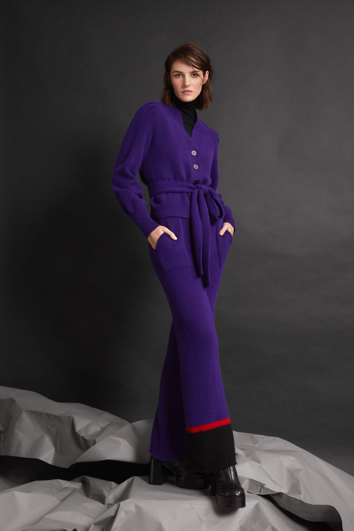 Damen Cardigan aus 80% Kaschmir, 18% Polyamid, 2% Elastan in Majesty – Cardigan mit Taillenband zum Binden, hellen Knöpfen und langen, relaxten Ärmeln.