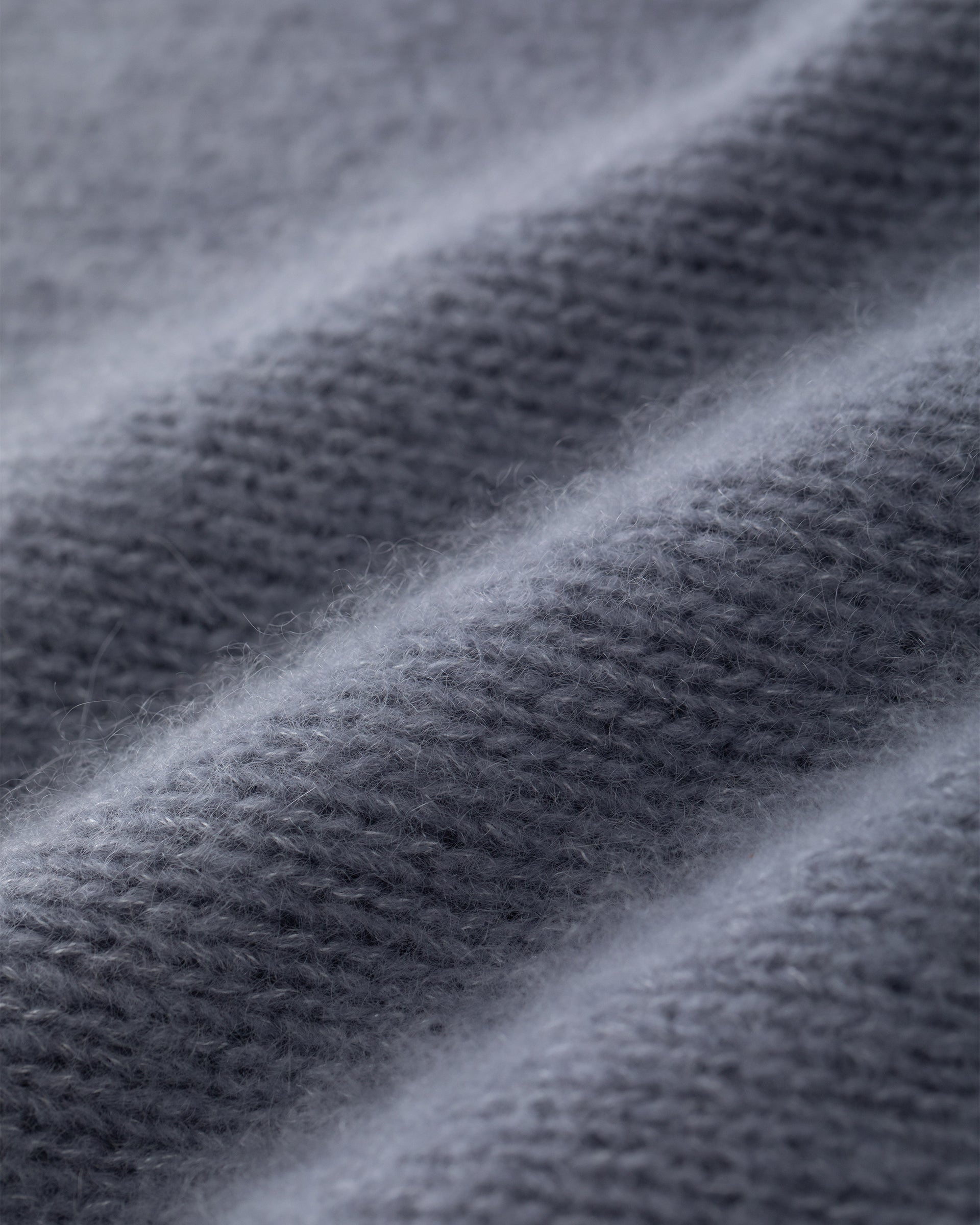 Damen Pullover aus 75 % Kaschmir und 25 % Seide in Blue Mirage – glatt gestrickter Pullover in grober Strickqualität mit körperbetonter Passform, Rundhalsausschnitt mit Stehkragen im Zopfmuster, klassischer Schulterform sowie langen, schmalen Ärmeln. Ärmelbündchen und Saum sind im Zopfmuster gearbeitet und verleihen dem Modell einen markanten, strukturierten Look.