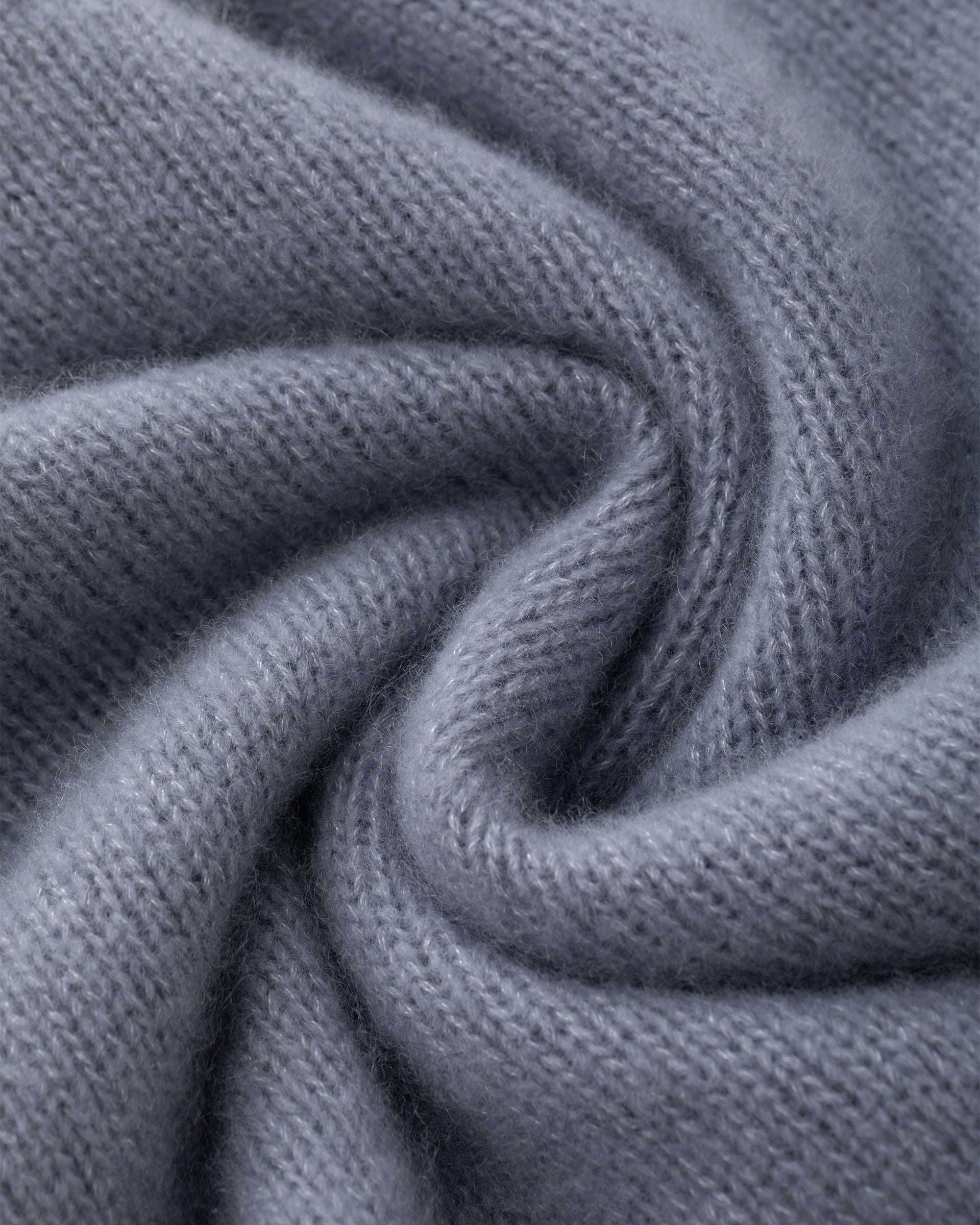 Damen Pullover aus 75 % Kaschmir und 25 % Seide in Blue Mirage – glatt gestrickter Pullover in grober Strickqualität mit körperbetonter Passform, Rundhalsausschnitt mit Stehkragen im Zopfmuster, klassischer Schulterform sowie langen, schmalen Ärmeln. Ärmelbündchen und Saum sind im Zopfmuster gearbeitet und verleihen dem Modell einen markanten, strukturierten Look.
