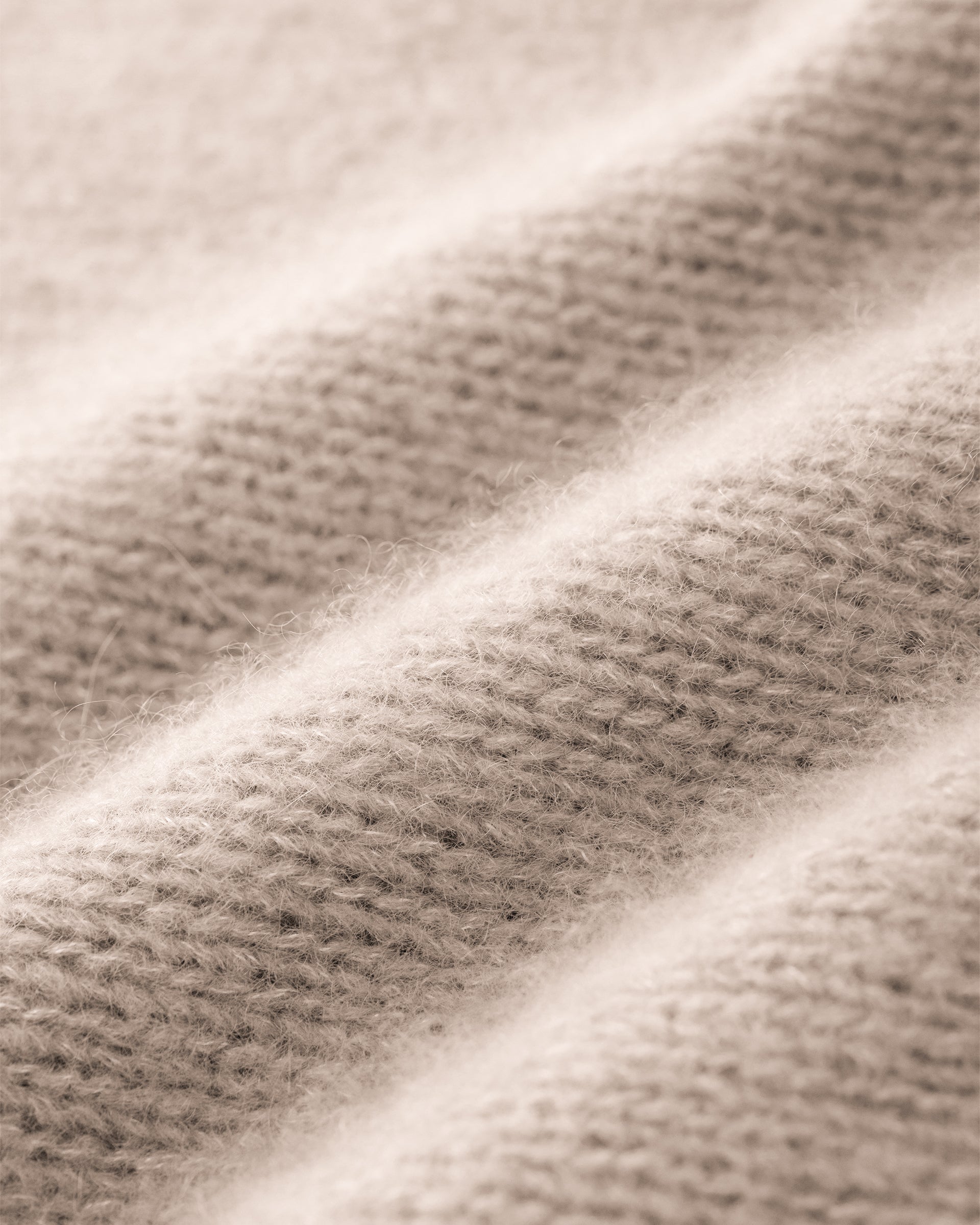 Damen Pullover aus 75 % Kaschmir und 25 % Seide in Wheat – glatt gestrickter Pullover in grober Strickqualität mit körperbetonter Passform, Rundhalsausschnitt mit Stehkragen im Zopfmuster, klassischer Schulterform sowie langen, schmalen Ärmeln. Ärmelbündchen und Saum sind im Zopfmuster gearbeitet und verleihen dem Modell einen markanten, strukturierten Look.