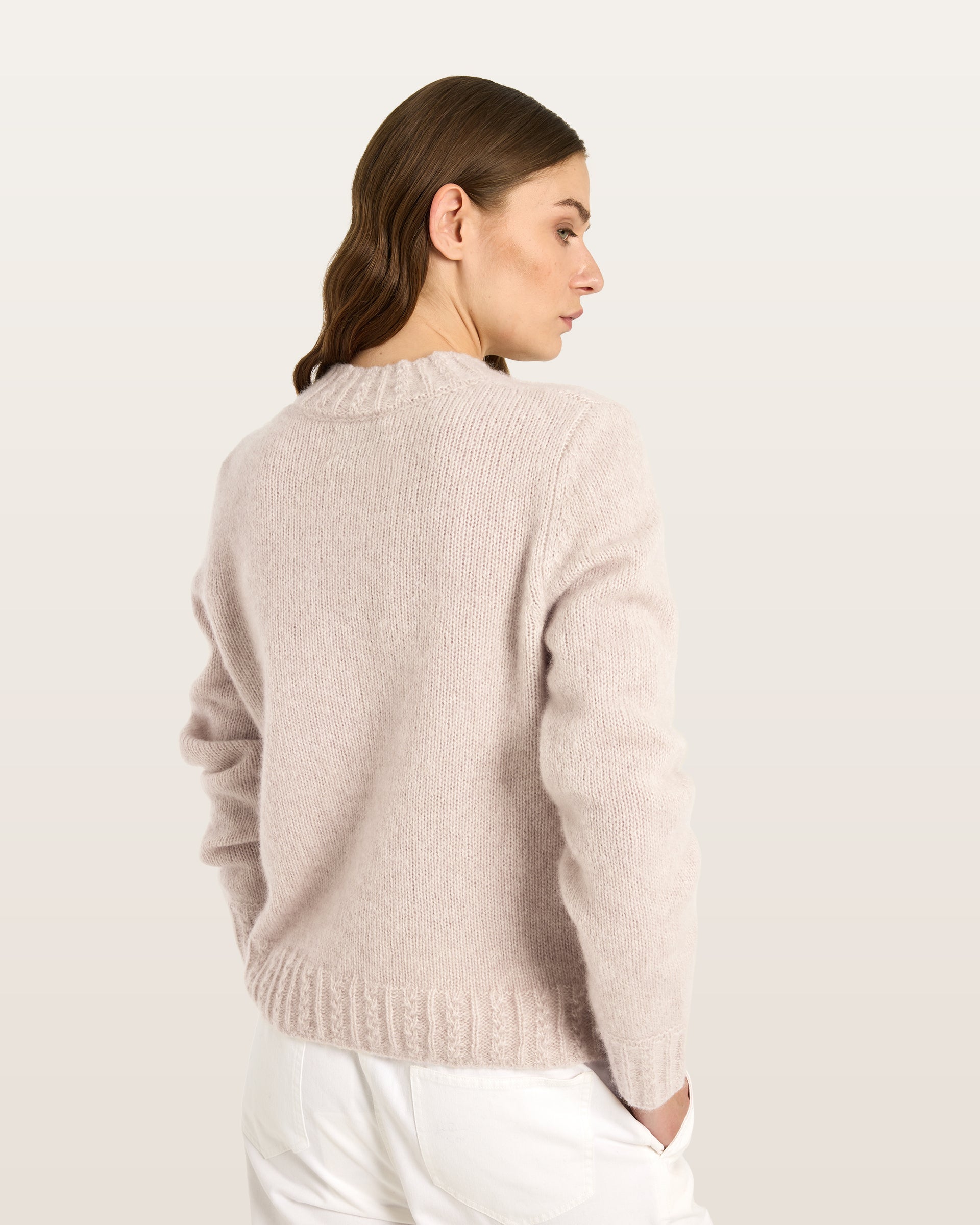 Damen Pullover aus 75 % Kaschmir und 25 % Seide in Wheat – glatt gestrickter Pullover in grober Strickqualität mit körperbetonter Passform, Rundhalsausschnitt mit Stehkragen im Zopfmuster, klassischer Schulterform sowie langen, schmalen Ärmeln. Ärmelbündchen und Saum sind im Zopfmuster gearbeitet und verleihen dem Modell einen markanten, strukturierten Look.