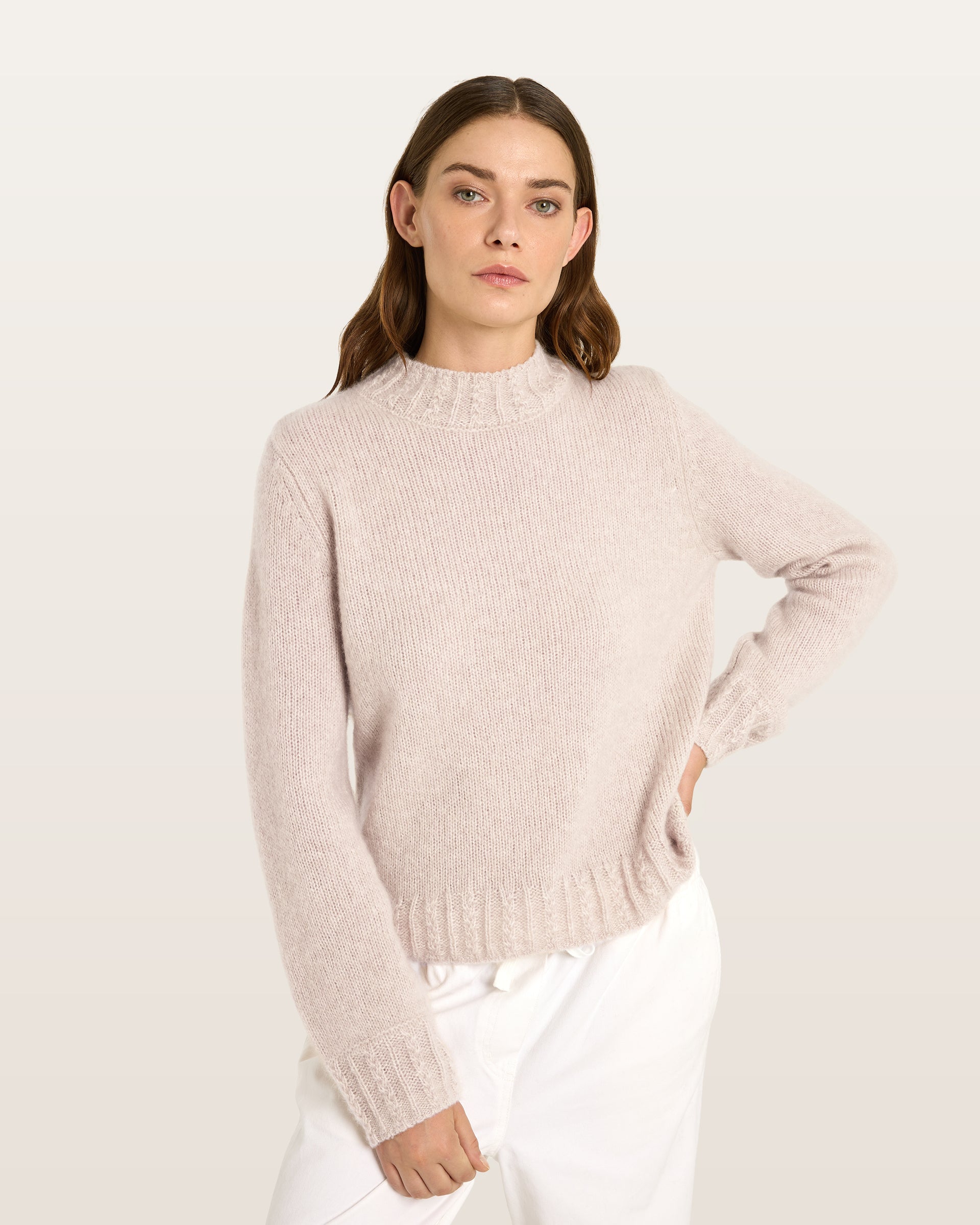 Damen Pullover aus 75 % Kaschmir und 25 % Seide in Wheat – glatt gestrickter Pullover in grober Strickqualität mit körperbetonter Passform, Rundhalsausschnitt mit Stehkragen im Zopfmuster, klassischer Schulterform sowie langen, schmalen Ärmeln. Ärmelbündchen und Saum sind im Zopfmuster gearbeitet und verleihen dem Modell einen markanten, strukturierten Look.