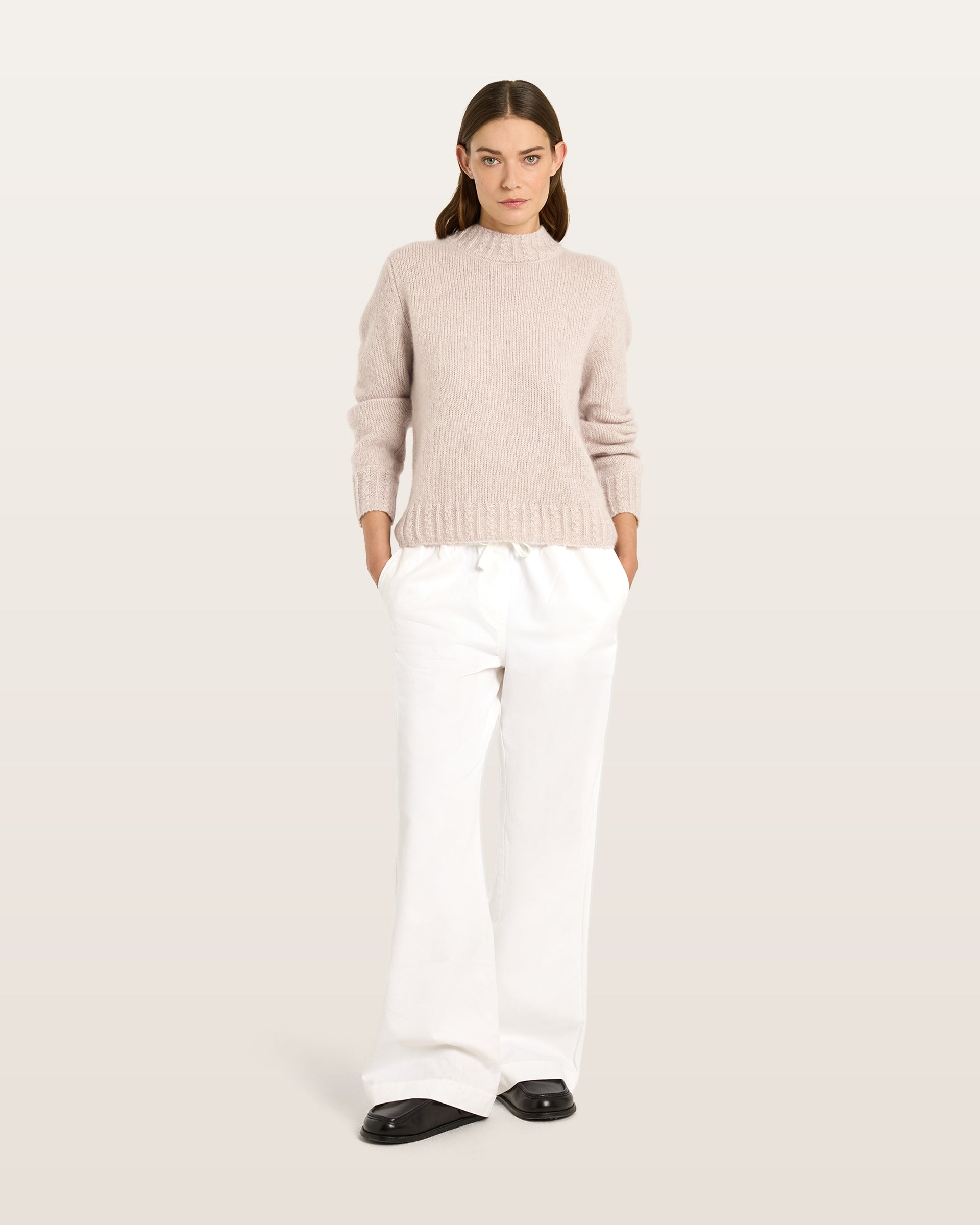 Damen Pullover aus 75 % Kaschmir und 25 % Seide in Wheat – glatt gestrickter Pullover in grober Strickqualität mit körperbetonter Passform, Rundhalsausschnitt mit Stehkragen im Zopfmuster, klassischer Schulterform sowie langen, schmalen Ärmeln. Ärmelbündchen und Saum sind im Zopfmuster gearbeitet und verleihen dem Modell einen markanten, strukturierten Look.