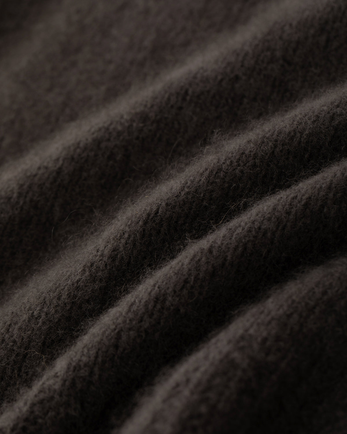 Damen Pullover aus 75 % Kaschmir und 25 % Seide in Black Forest – glatt gestrickter Pullover in grober Strickqualität mit lockerer Passform und geradem Schnitt, weitem, cleanem Rundhalsausschnitt, Raglanärmeln sowie langen, schmalen Ärmeln. Ärmelbündchen und Saum sind mit einem grafischen Strickmuster gearbeitet. Schlitze an den Seitennähten verleihen dem Modell eine moderne, lässige Silhouette.
