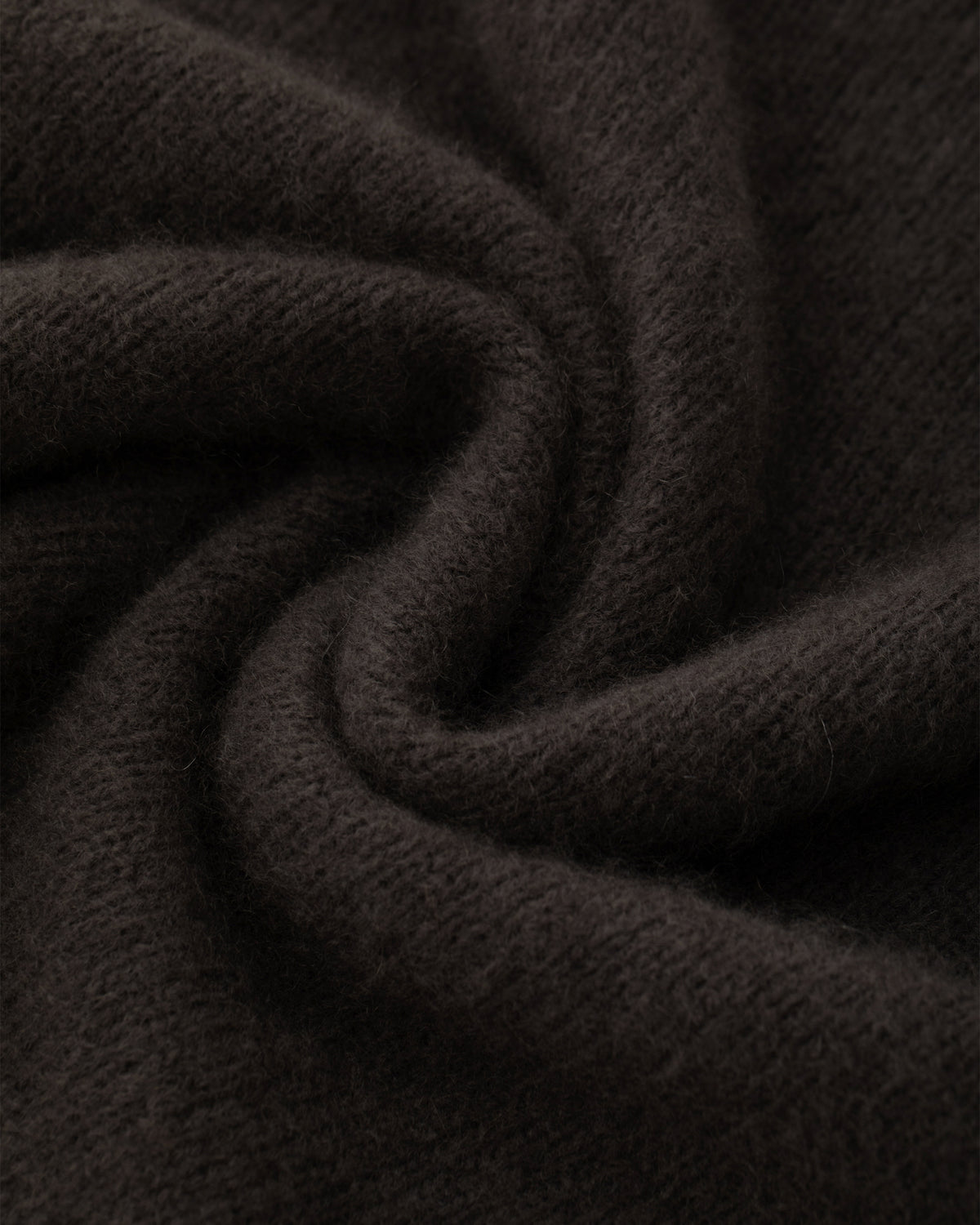 Damen Pullover aus 75 % Kaschmir und 25 % Seide in Black Forest – glatt gestrickter Pullover in grober Strickqualität mit lockerer Passform und geradem Schnitt, weitem, cleanem Rundhalsausschnitt, Raglanärmeln sowie langen, schmalen Ärmeln. Ärmelbündchen und Saum sind mit einem grafischen Strickmuster gearbeitet. Schlitze an den Seitennähten verleihen dem Modell eine moderne, lässige Silhouette.
