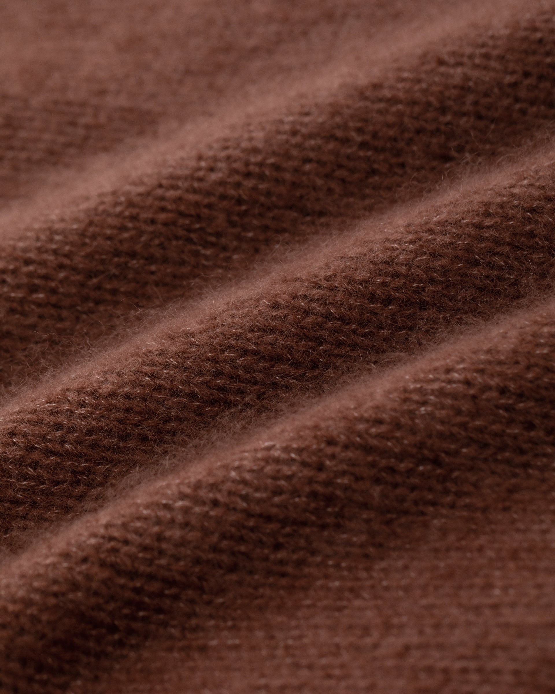 Damen Pullover aus 75 % Kaschmir und 25 % Seide in Maple – glatt gestrickter Pullover in grober Strickqualität mit lockerer Passform und geradem Schnitt, weitem, cleanem Rundhalsausschnitt, Raglanärmeln sowie langen, schmalen Ärmeln. Ärmelbündchen und Saum sind mit einem grafischen Strickmuster gearbeitet. Schlitze an den Seitennähten verleihen dem Modell eine moderne, lässige Silhouette.
