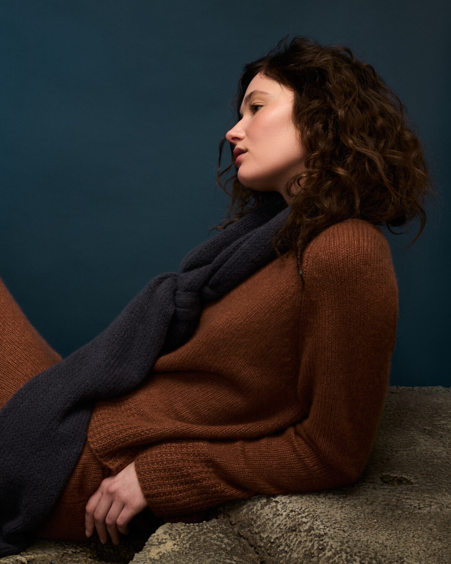 Damen Pullover aus 75 % Kaschmir und 25 % Seide in Maple – glatt gestrickter Pullover in grober Strickqualität mit lockerer Passform und geradem Schnitt, weitem, cleanem Rundhalsausschnitt, Raglanärmeln sowie langen, schmalen Ärmeln. Ärmelbündchen und Saum sind mit einem grafischen Strickmuster gearbeitet. Schlitze an den Seitennähten verleihen dem Modell eine moderne, lässige Silhouette.
