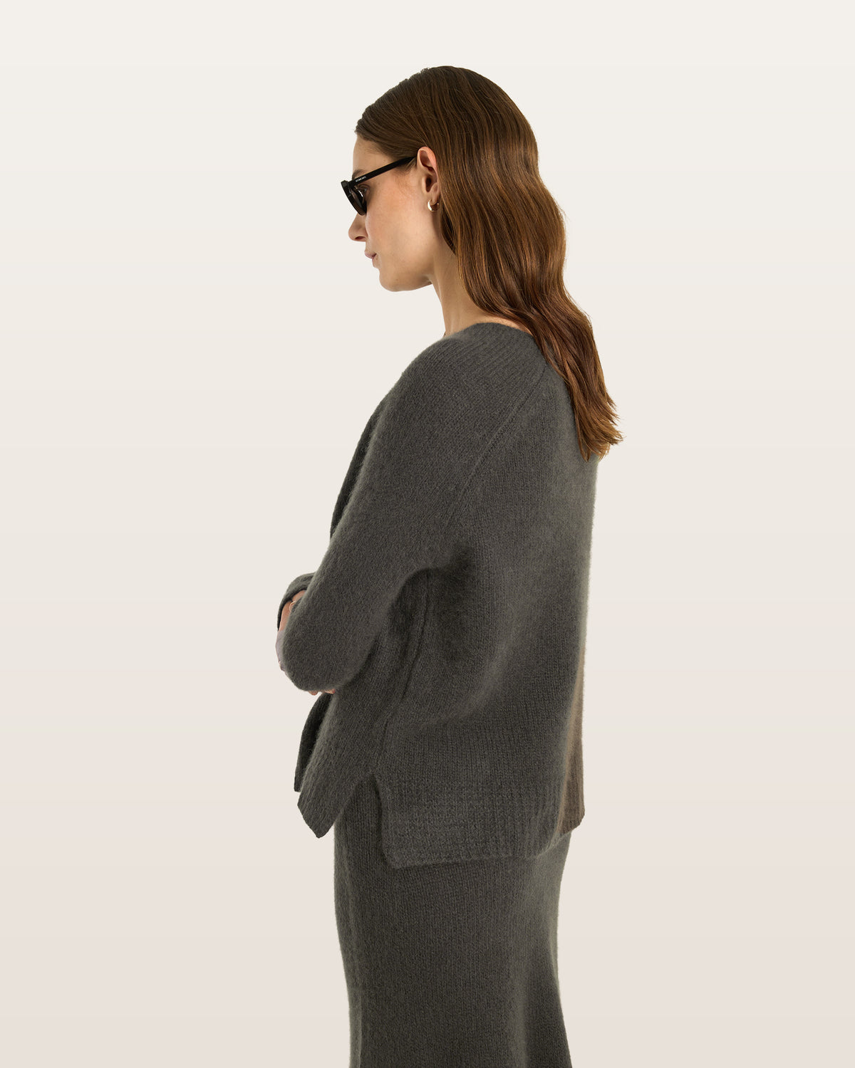 Damen Pullover aus 75 % Kaschmir und 25 % Seide in Black Forest – glatt gestrickter Pullover in grober Strickqualität mit lockerer Passform und geradem Schnitt, weitem, cleanem Rundhalsausschnitt, Raglanärmeln sowie langen, schmalen Ärmeln. Ärmelbündchen und Saum sind mit einem grafischen Strickmuster gearbeitet. Schlitze an den Seitennähten verleihen dem Modell eine moderne, lässige Silhouette.

