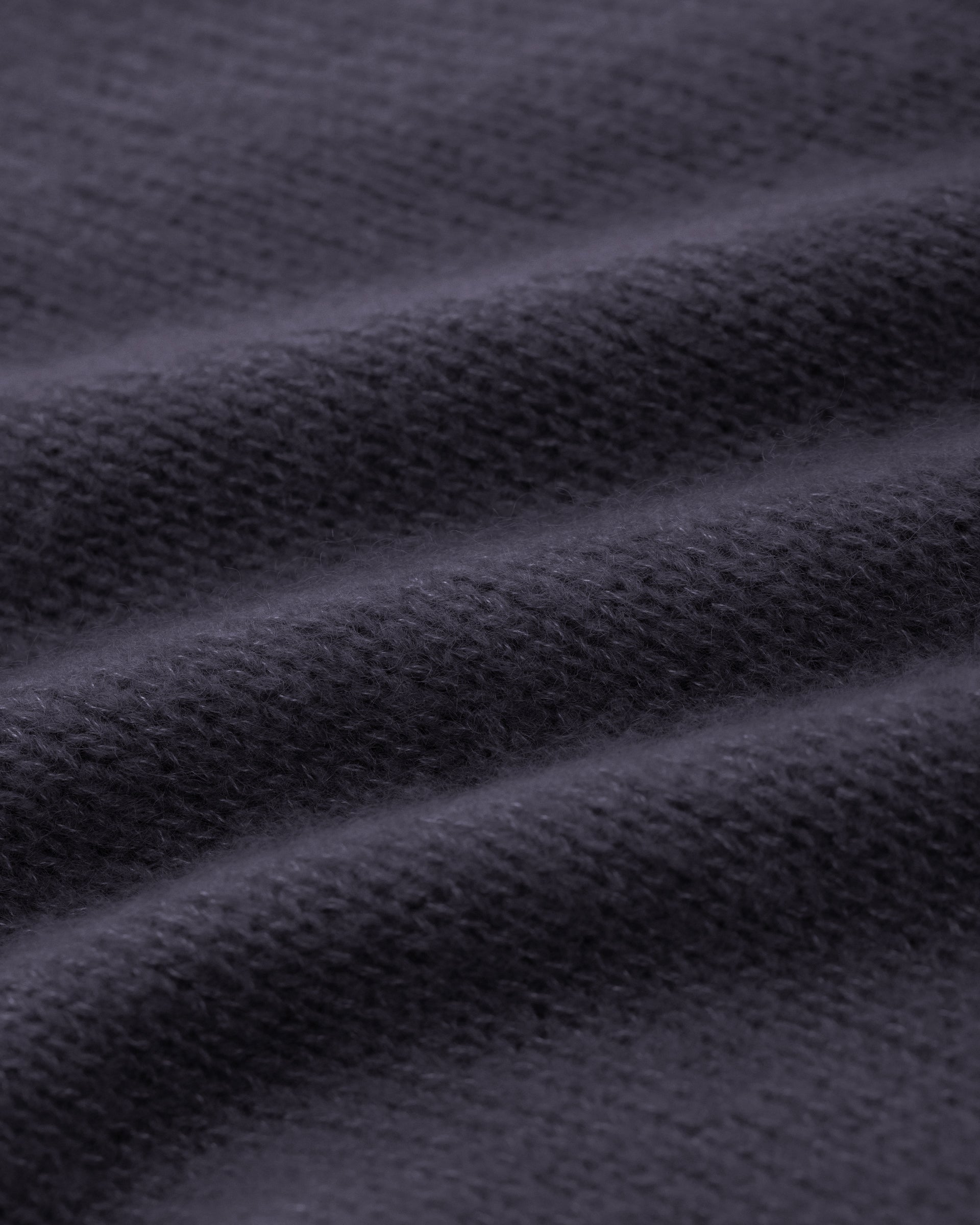 Damen Schal aus 75 % Kaschmir und 25 % Seide in Gaphite Grey – glatt und locker gestrickter Schal in grober Strickqualität mit aufgesetzten Taschen. Das vielseitig tragbare Modell verbindet weiche Haptik mit funktionalem Design und bietet zahlreiche Stylingmöglichkeiten.
