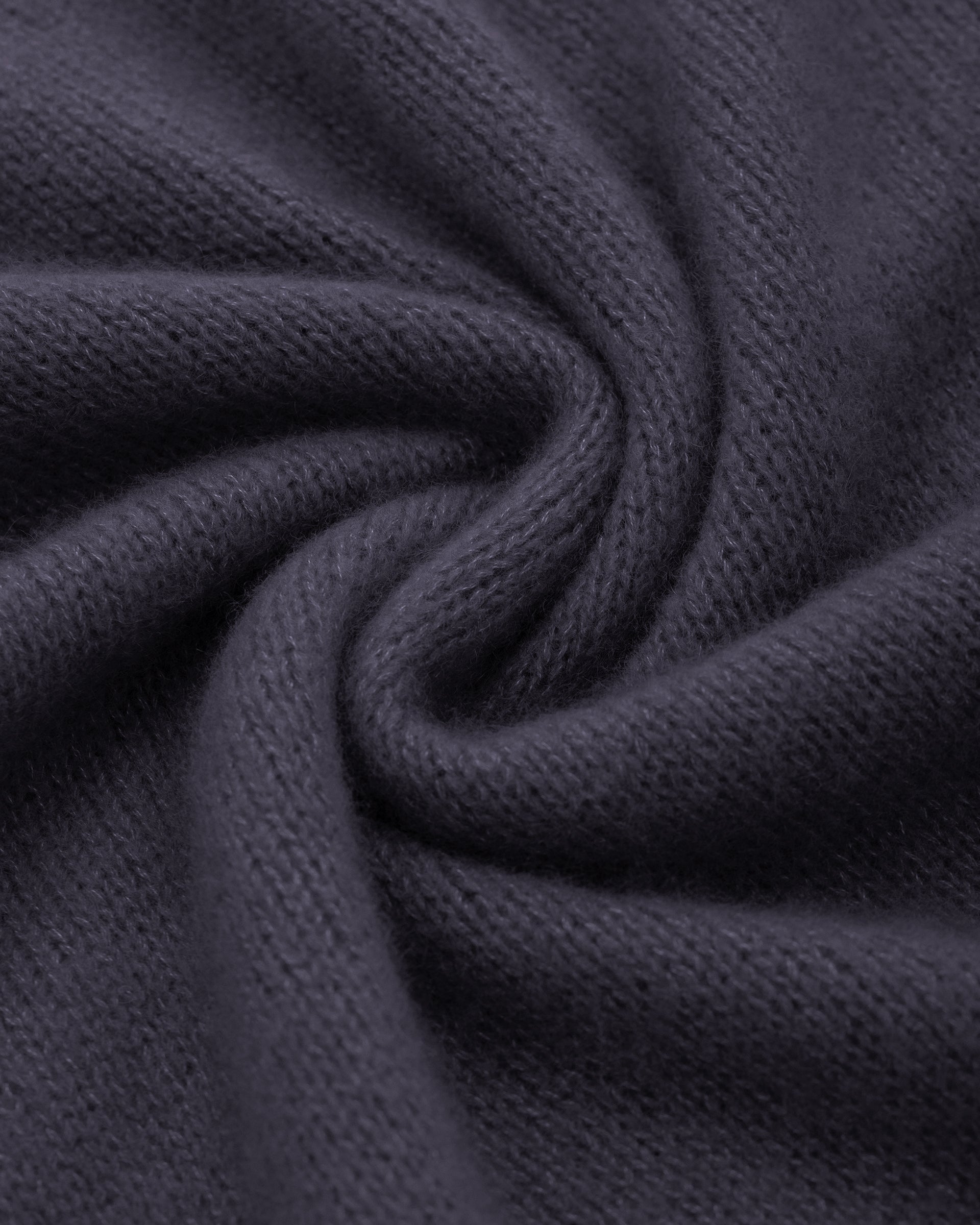 Damen Schal aus 75 % Kaschmir und 25 % Seide in Gaphite Grey – glatt und locker gestrickter Schal in grober Strickqualität mit aufgesetzten Taschen. Das vielseitig tragbare Modell verbindet weiche Haptik mit funktionalem Design und bietet zahlreiche Stylingmöglichkeiten.

