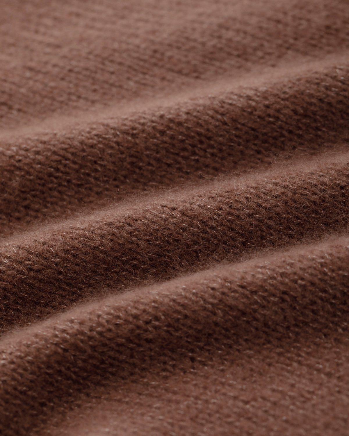 Damen Schal aus 75 % Kaschmir und 25 % Seide in Maple – glatt und locker gestrickter Schal in grober Strickqualität mit aufgesetzten Taschen. Das vielseitig tragbare Modell verbindet weiche Haptik mit funktionalem Design und bietet zahlreiche Stylingmöglichkeiten.