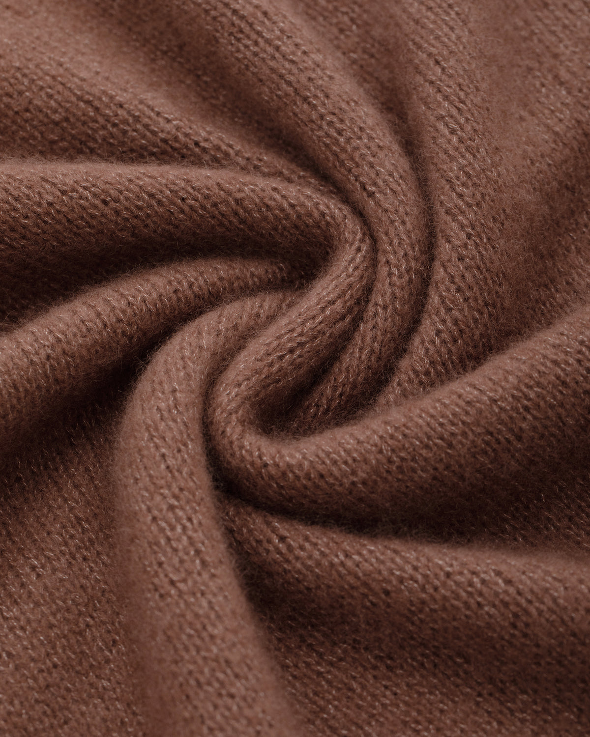 Damen Schal aus 75 % Kaschmir und 25 % Seide in Maple – glatt und locker gestrickter Schal in grober Strickqualität mit aufgesetzten Taschen. Das vielseitig tragbare Modell verbindet weiche Haptik mit funktionalem Design und bietet zahlreiche Stylingmöglichkeiten.