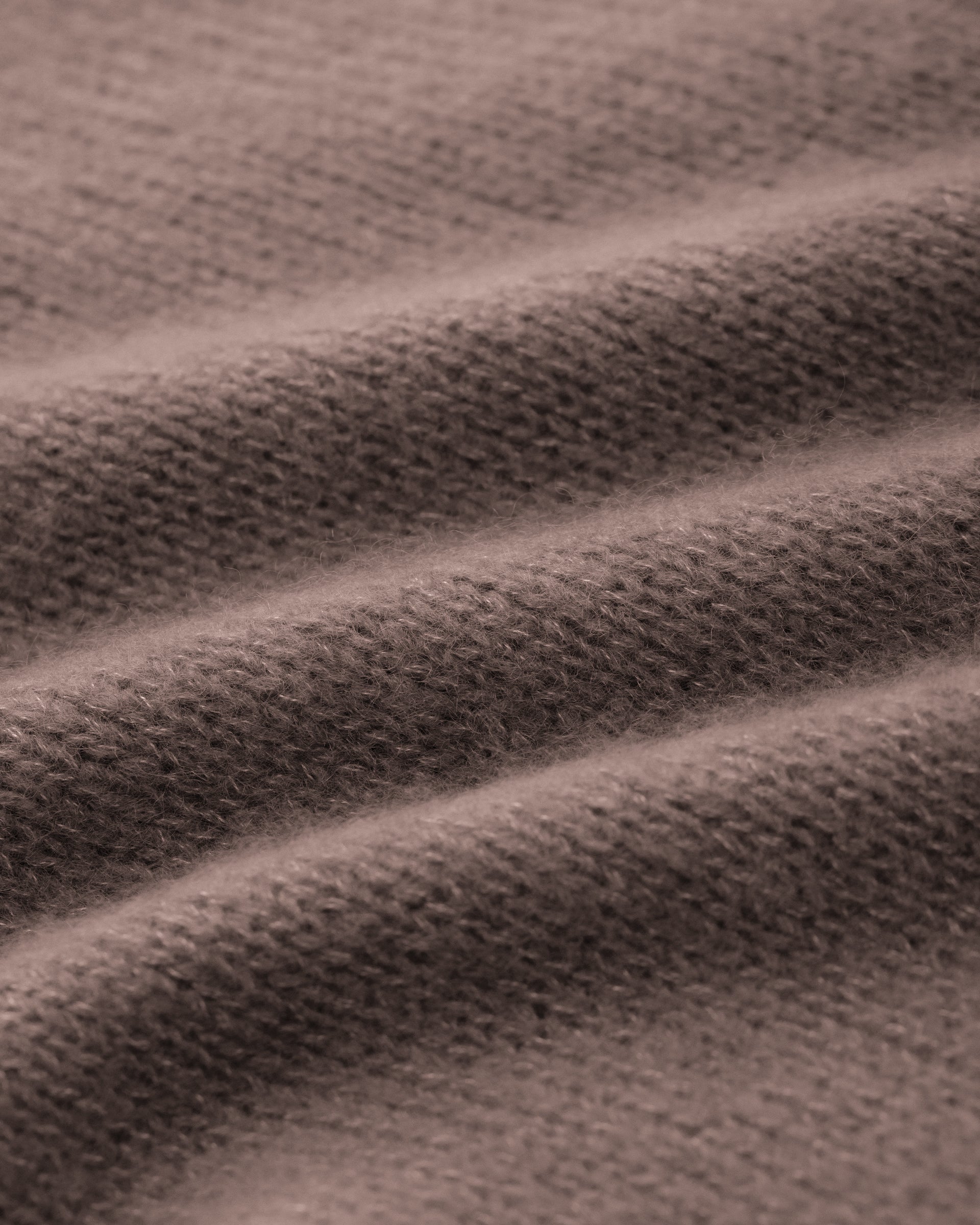 Damen Schal aus 75 % Kaschmir und 25 % Seide in Natural Twine – glatt und locker gestrickter Schal in grober Strickqualität mit aufgesetzten Taschen. Das vielseitig tragbare Modell verbindet weiche Haptik mit funktionalem Design und bietet zahlreiche Stylingmöglichkeiten.
