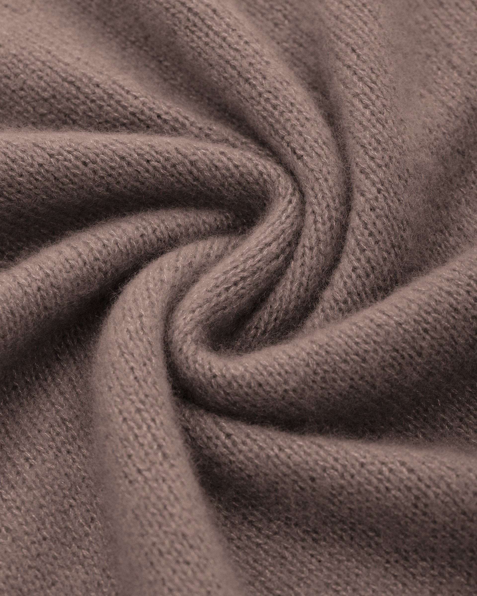 Damen Schal aus 75 % Kaschmir und 25 % Seide in Natural Twine – glatt und locker gestrickter Schal in grober Strickqualität mit aufgesetzten Taschen. Das vielseitig tragbare Modell verbindet weiche Haptik mit funktionalem Design und bietet zahlreiche Stylingmöglichkeiten.
